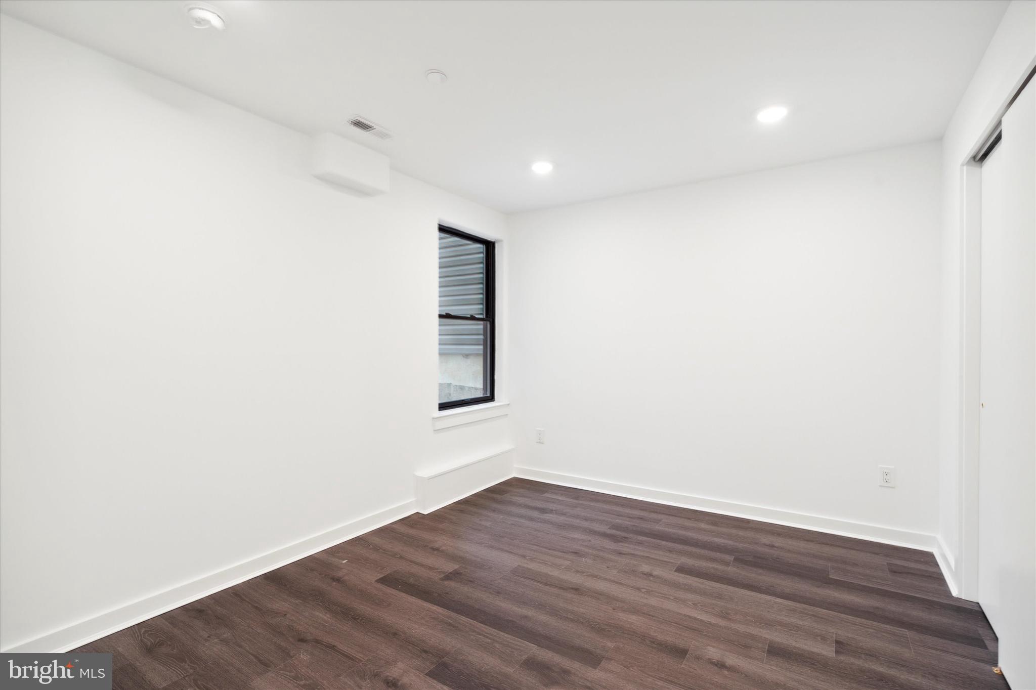 UNIVERSITY CITY - Commercial Sale