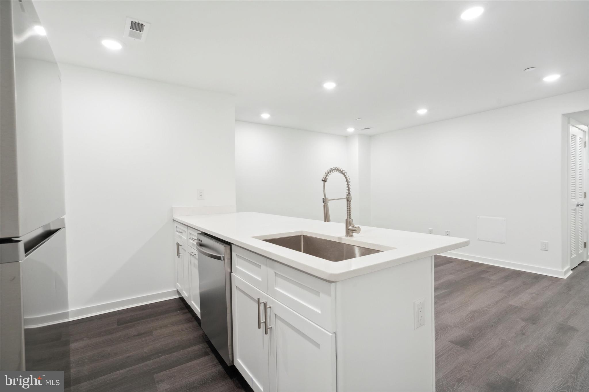 UNIVERSITY CITY - Commercial Sale