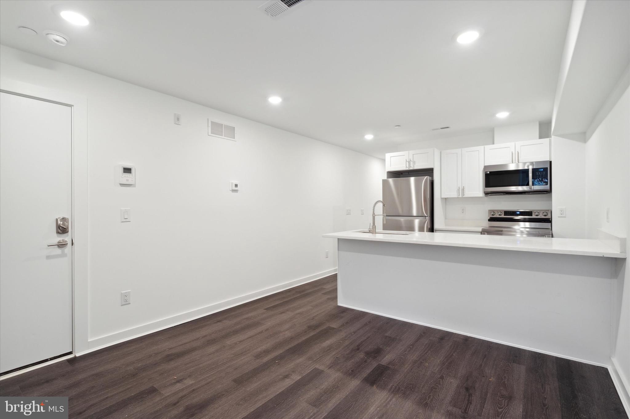 UNIVERSITY CITY - Commercial Sale