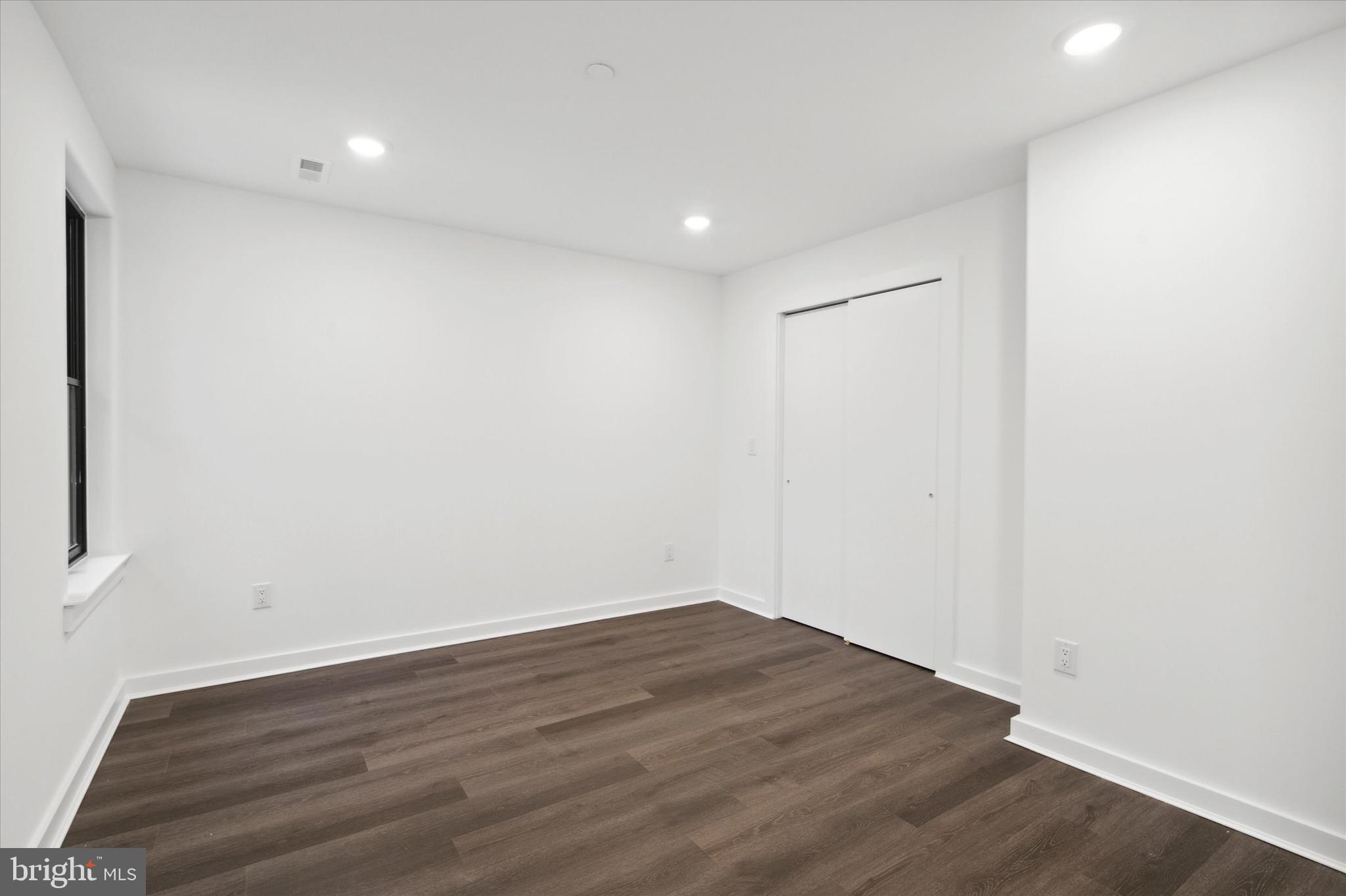 UNIVERSITY CITY - Commercial Sale