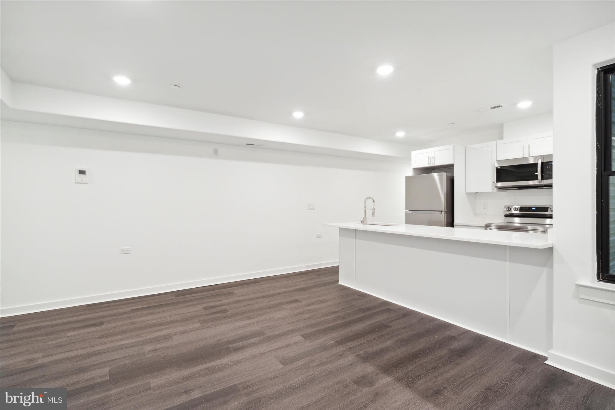 UNIVERSITY CITY - Commercial Sale