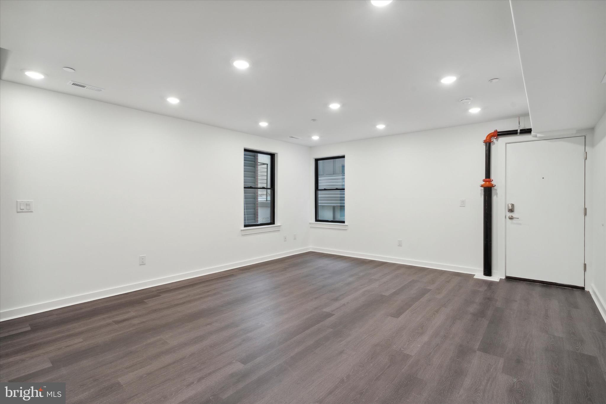 UNIVERSITY CITY - Commercial Sale