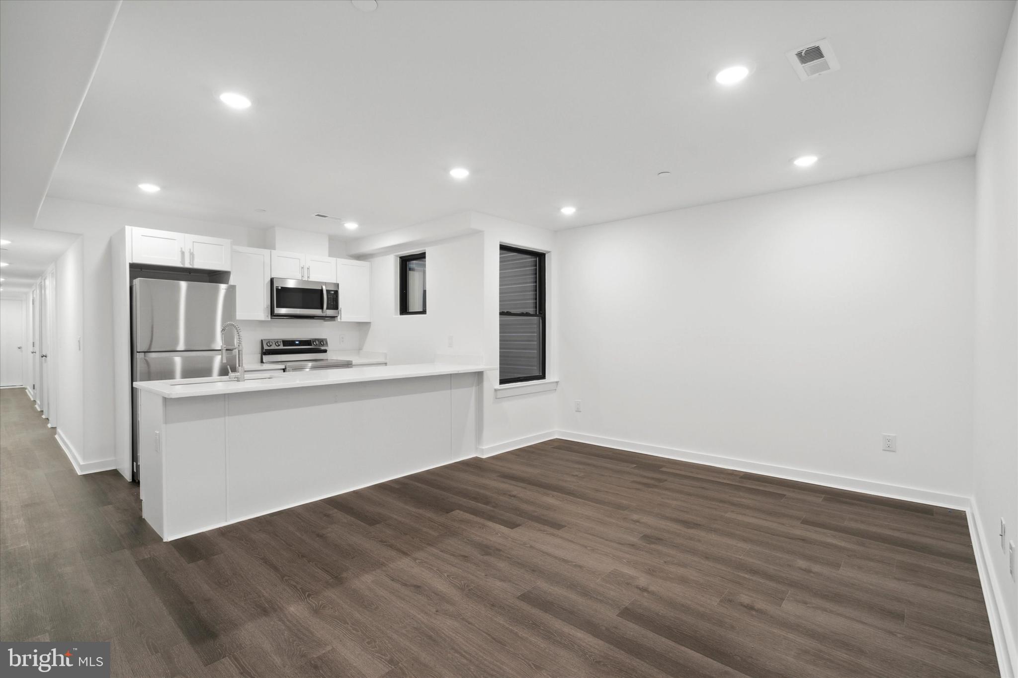 UNIVERSITY CITY - Commercial Sale