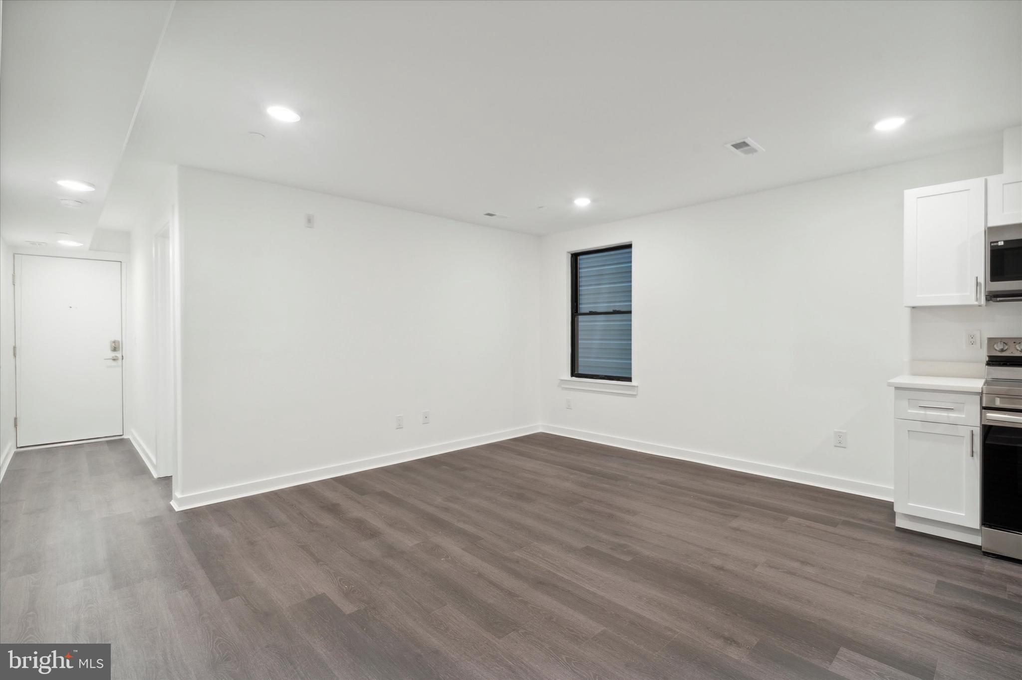 UNIVERSITY CITY - Commercial Sale