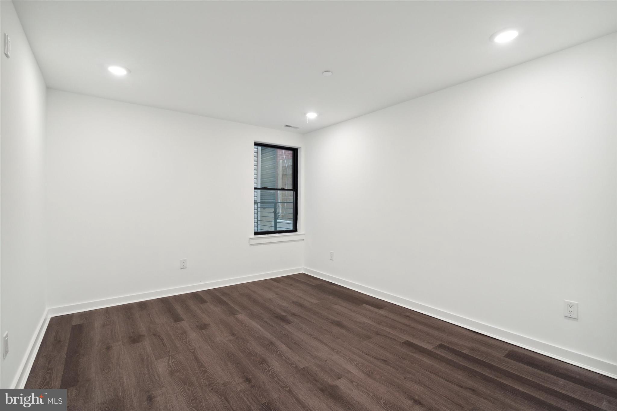 UNIVERSITY CITY - Commercial Sale