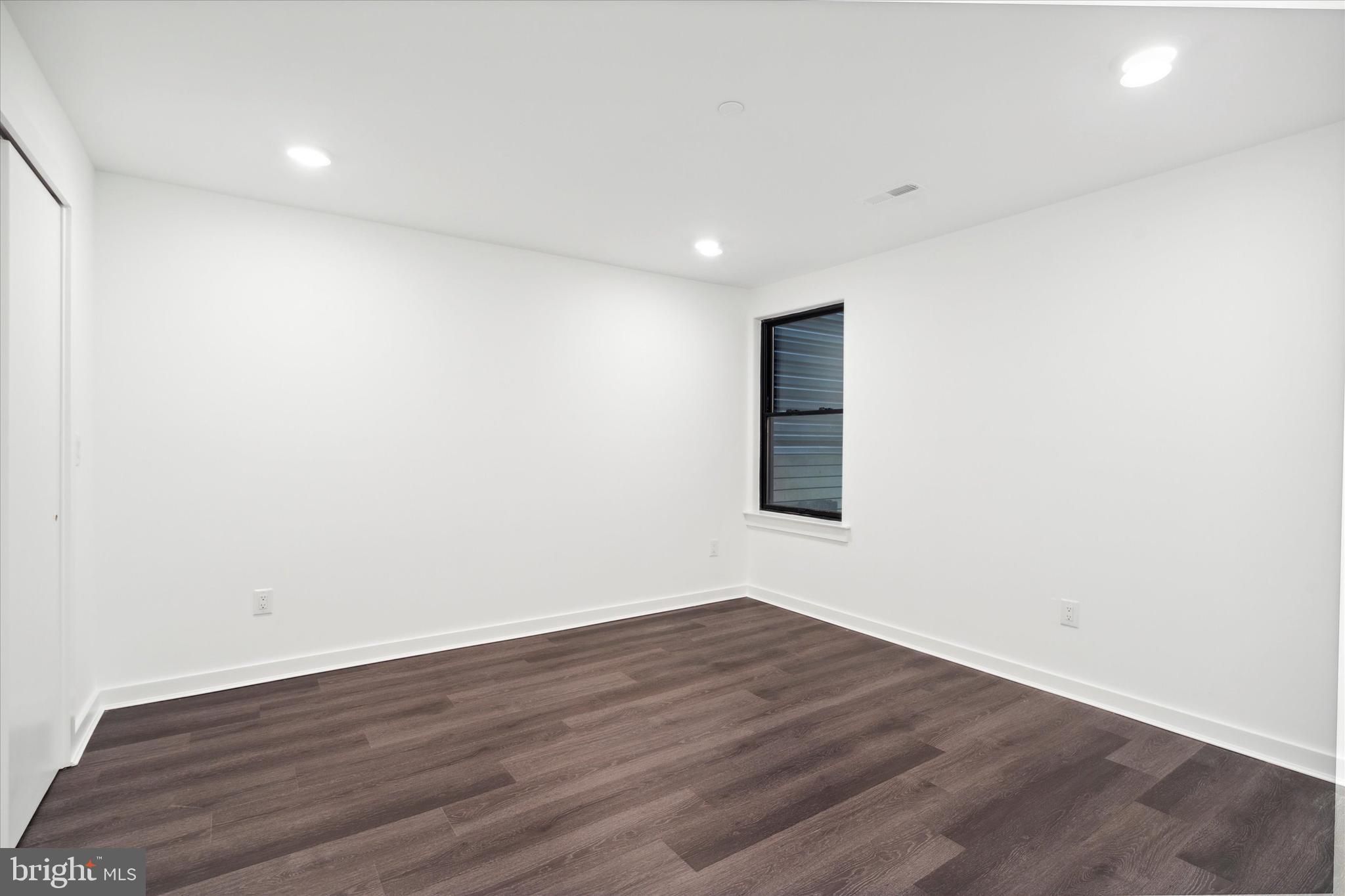 UNIVERSITY CITY - Commercial Sale