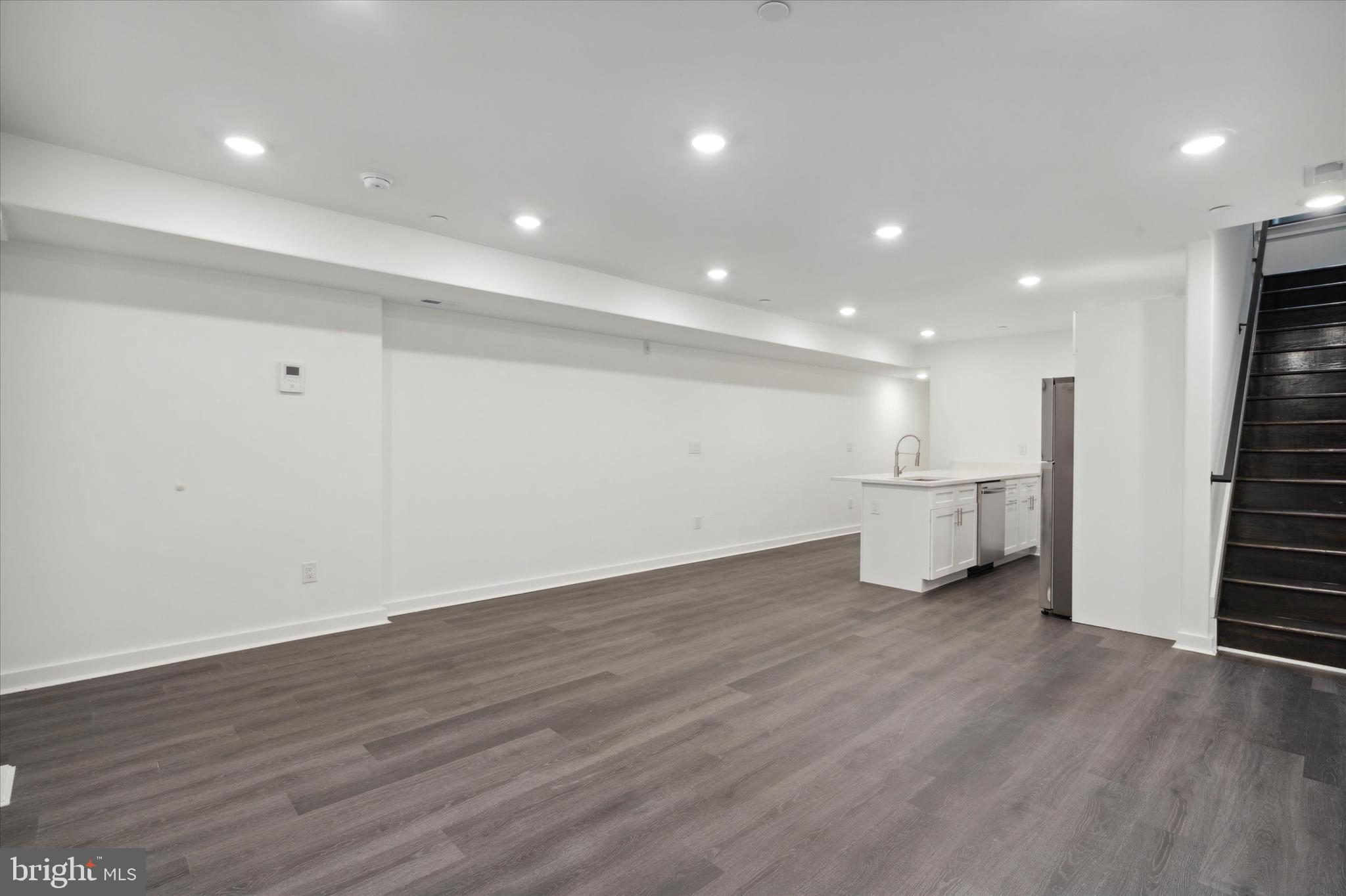 UNIVERSITY CITY - Commercial Sale