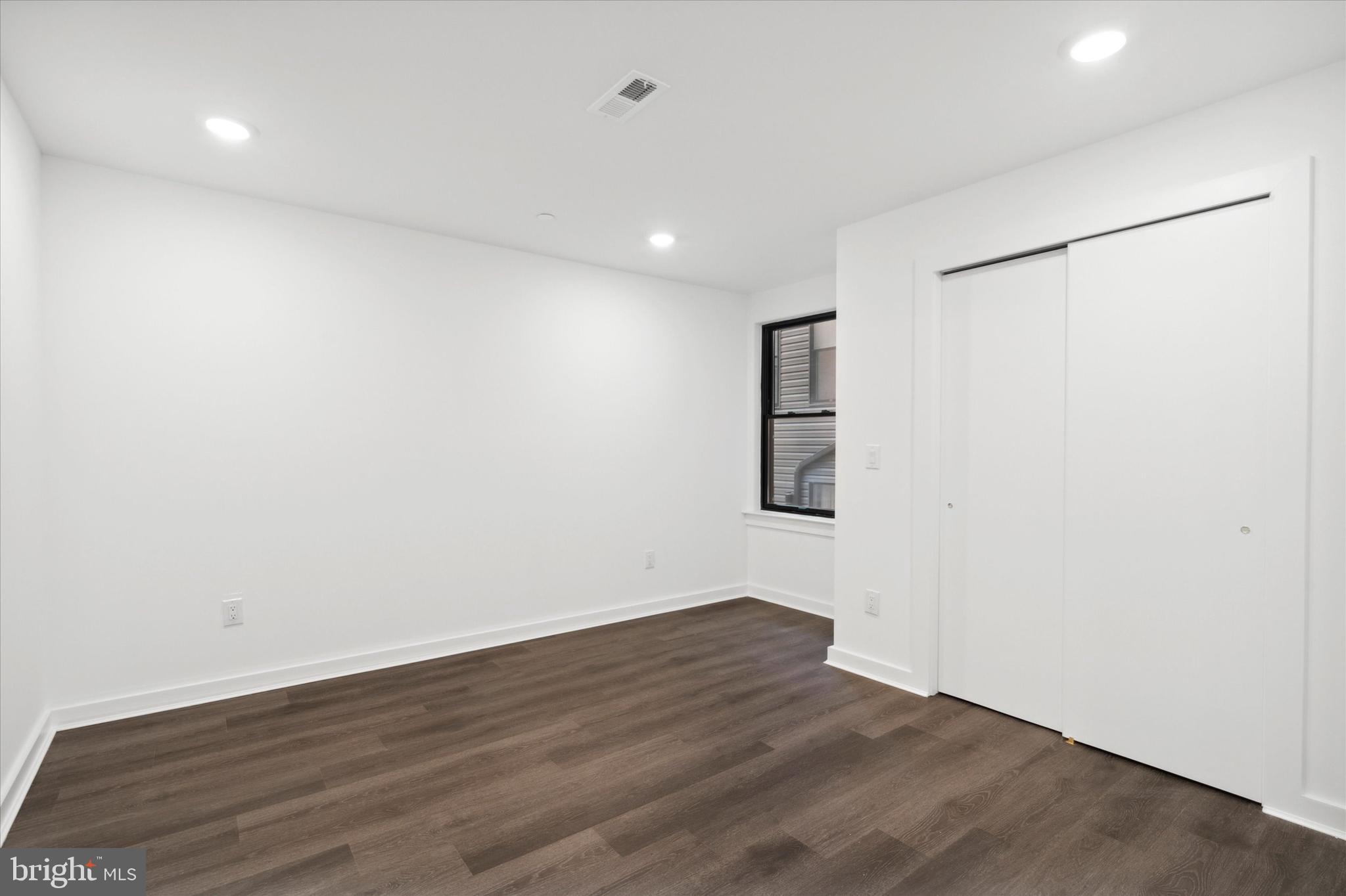 UNIVERSITY CITY - Commercial Sale