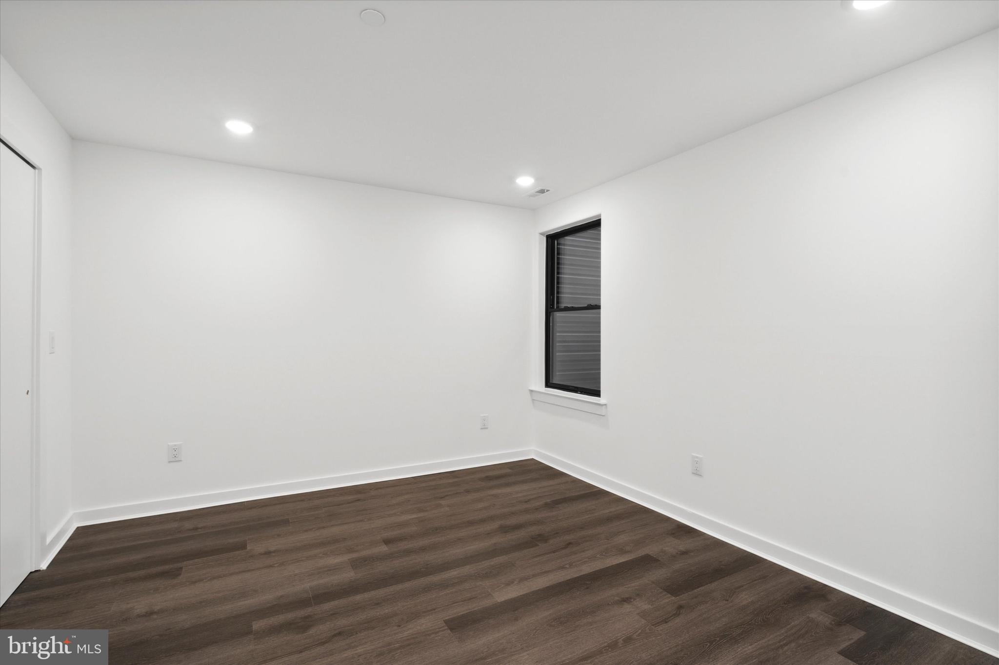 UNIVERSITY CITY - Commercial Sale