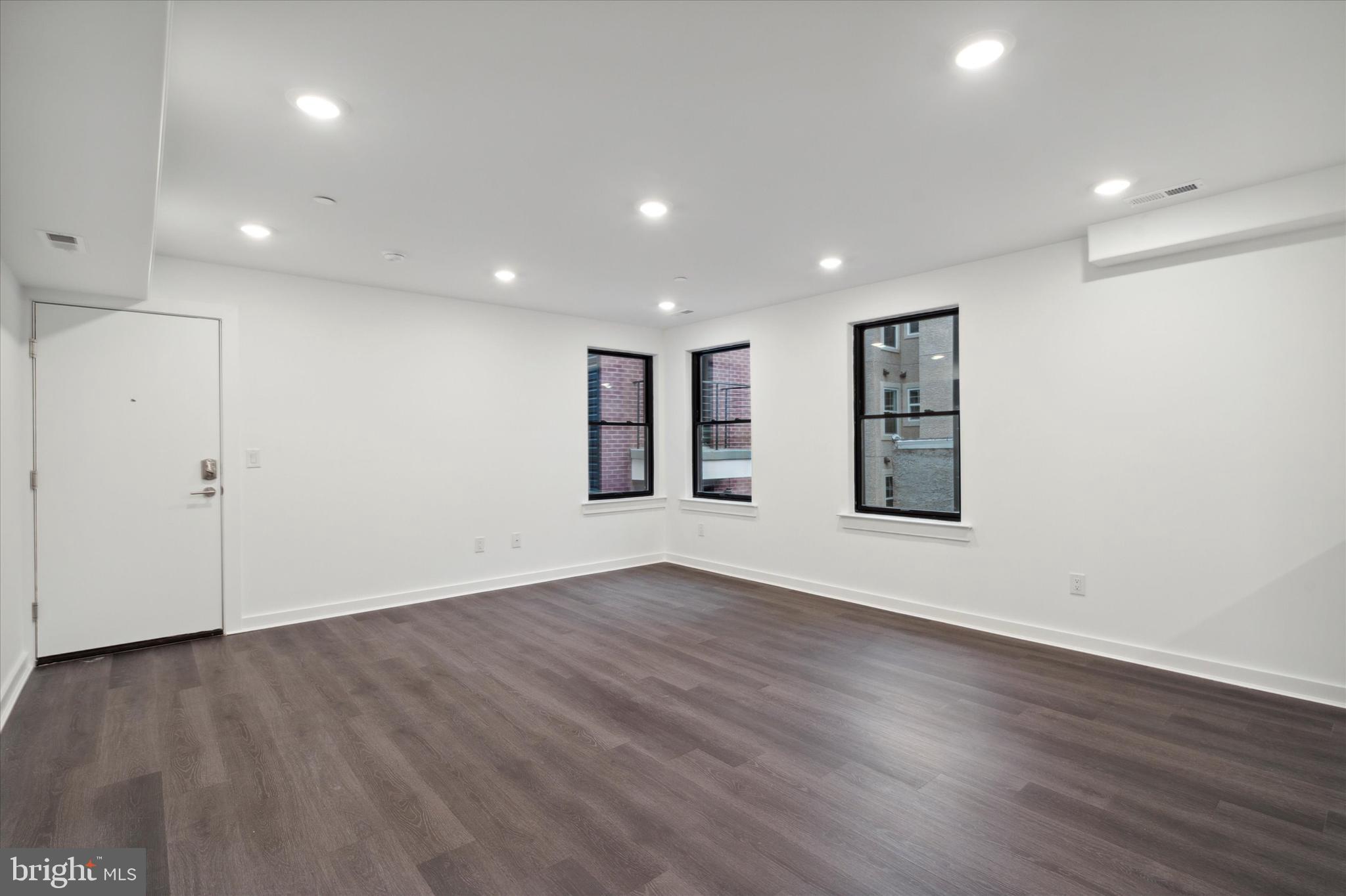 UNIVERSITY CITY - Commercial Sale