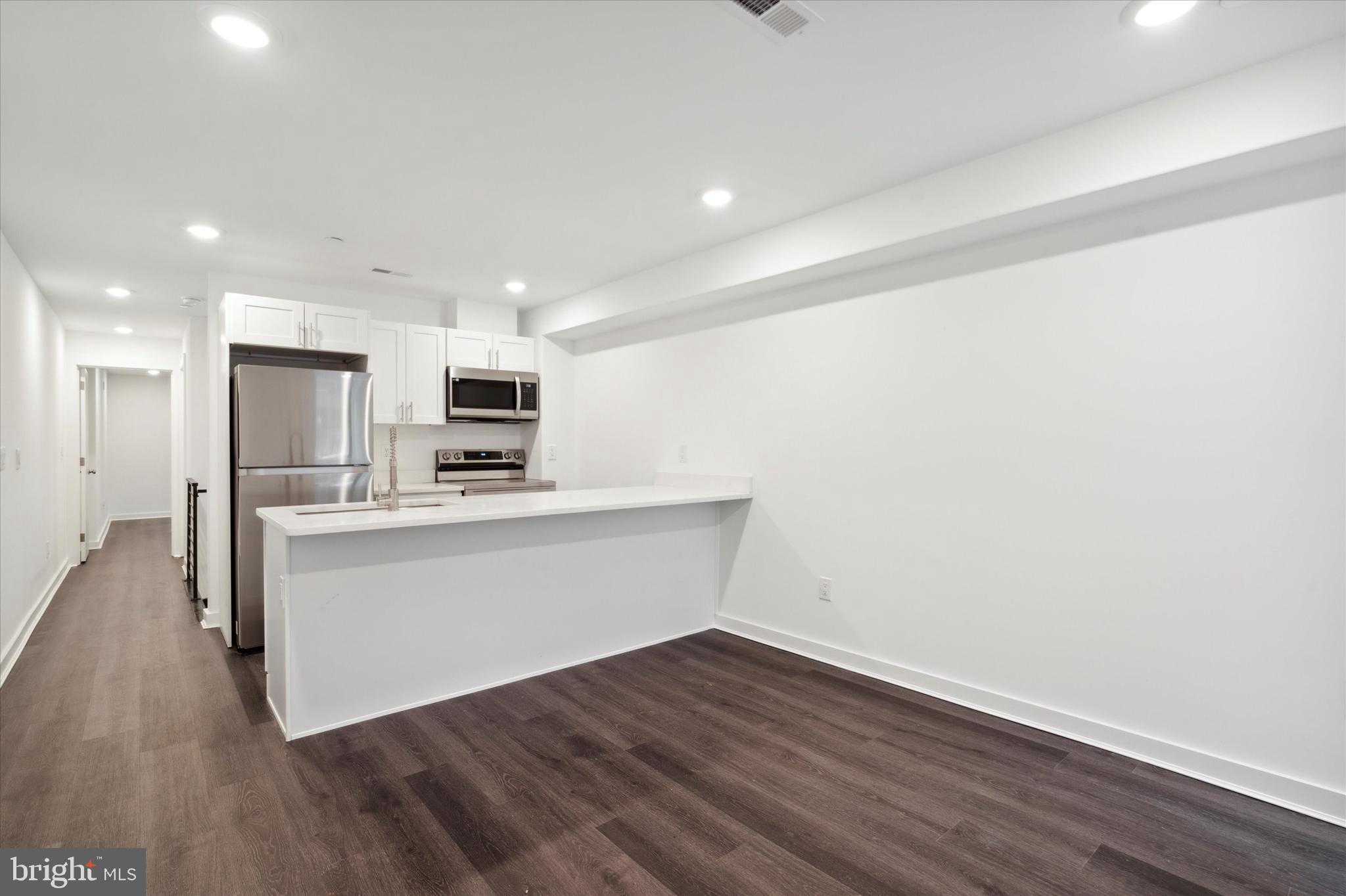 UNIVERSITY CITY - Commercial Sale