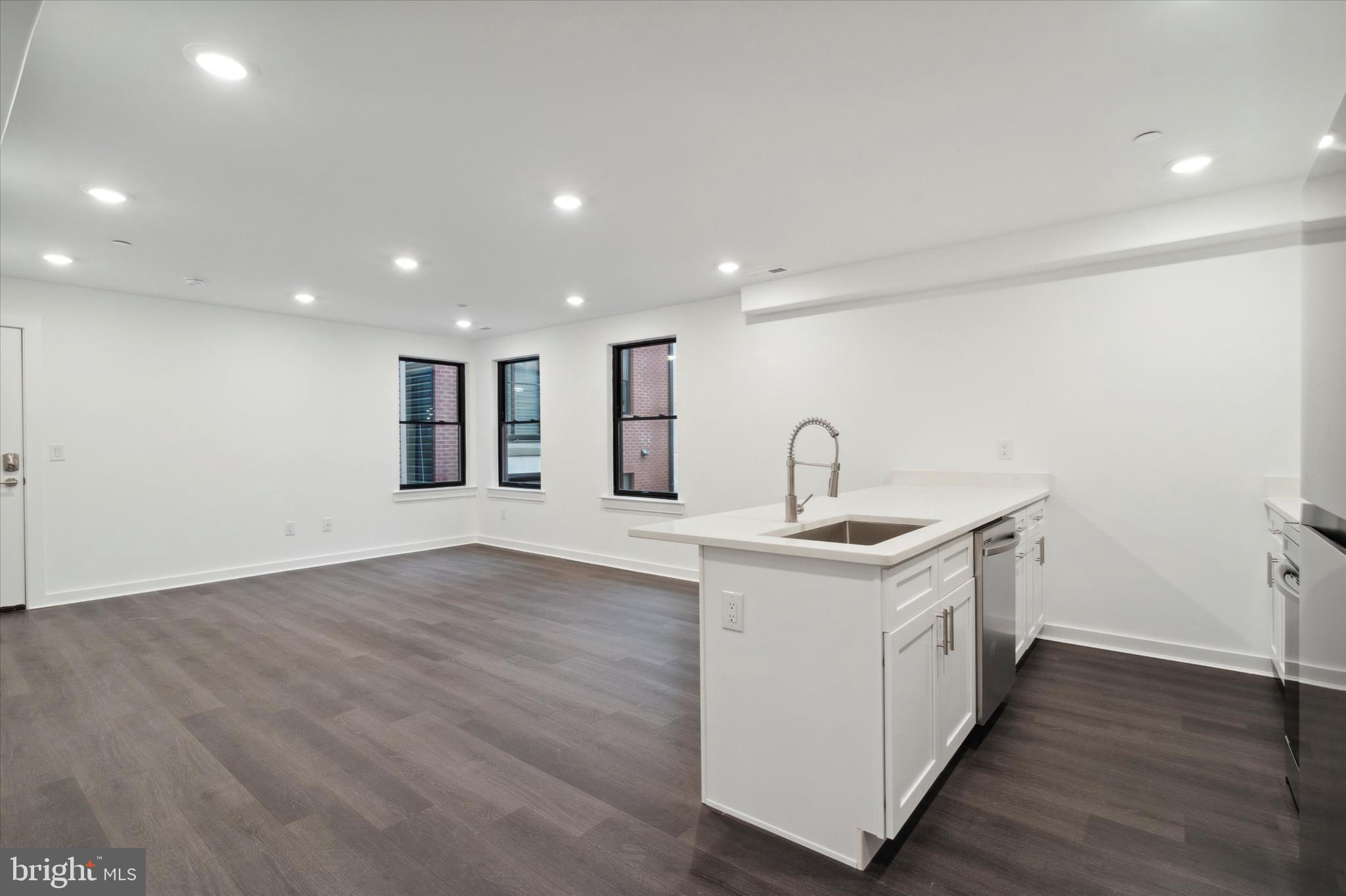 UNIVERSITY CITY - Commercial Sale