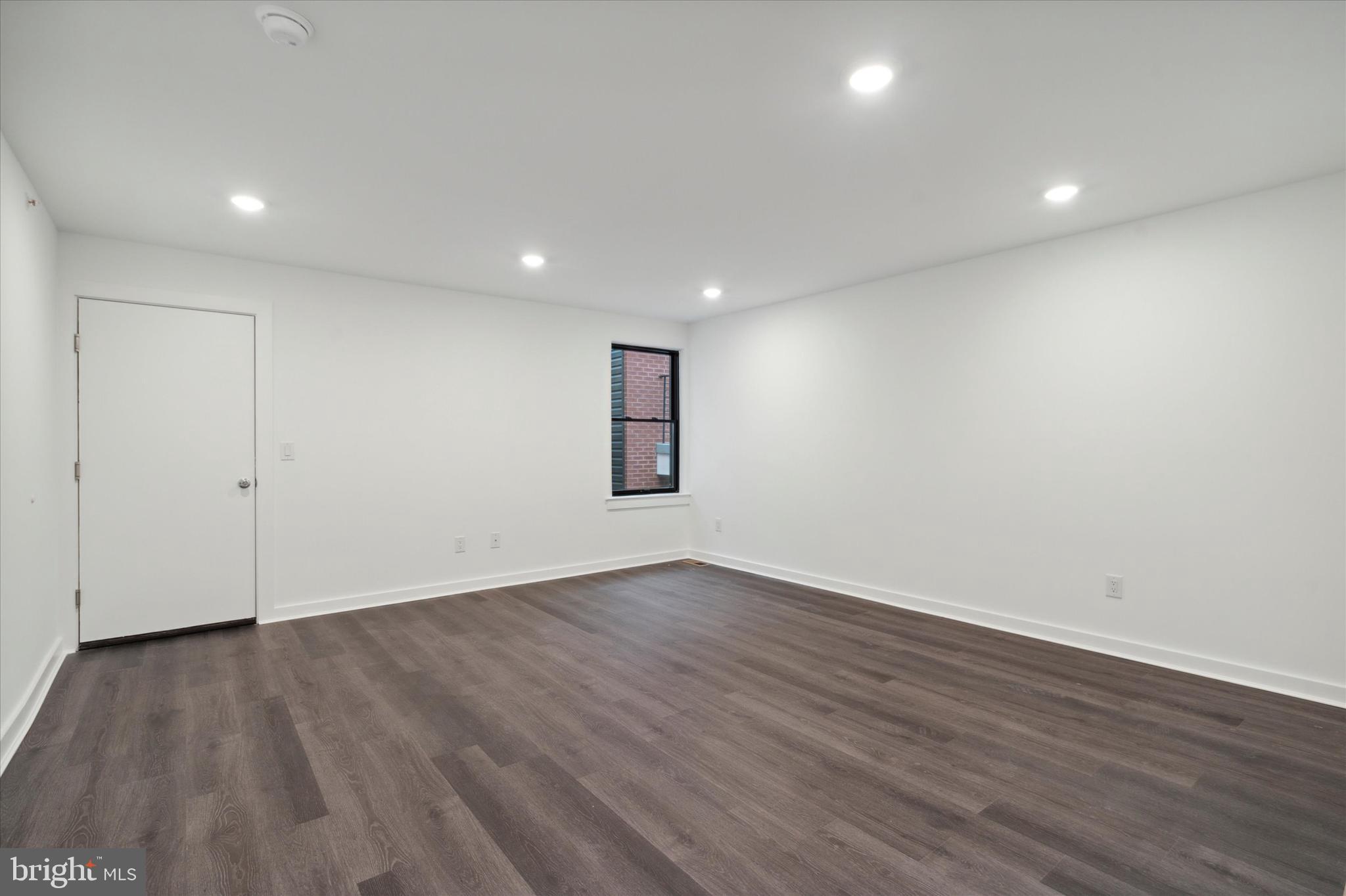 UNIVERSITY CITY - Commercial Sale