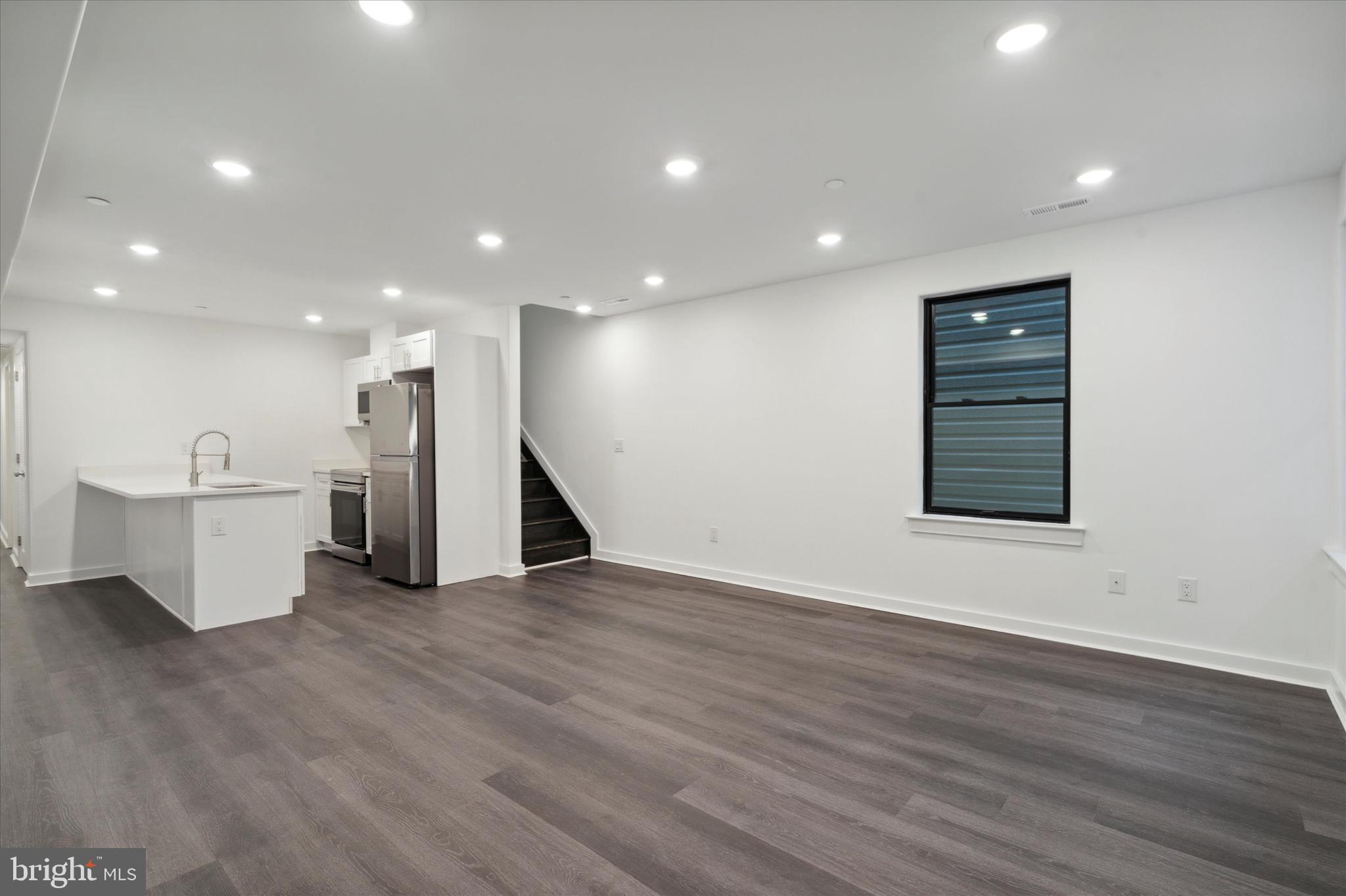 UNIVERSITY CITY - Commercial Sale