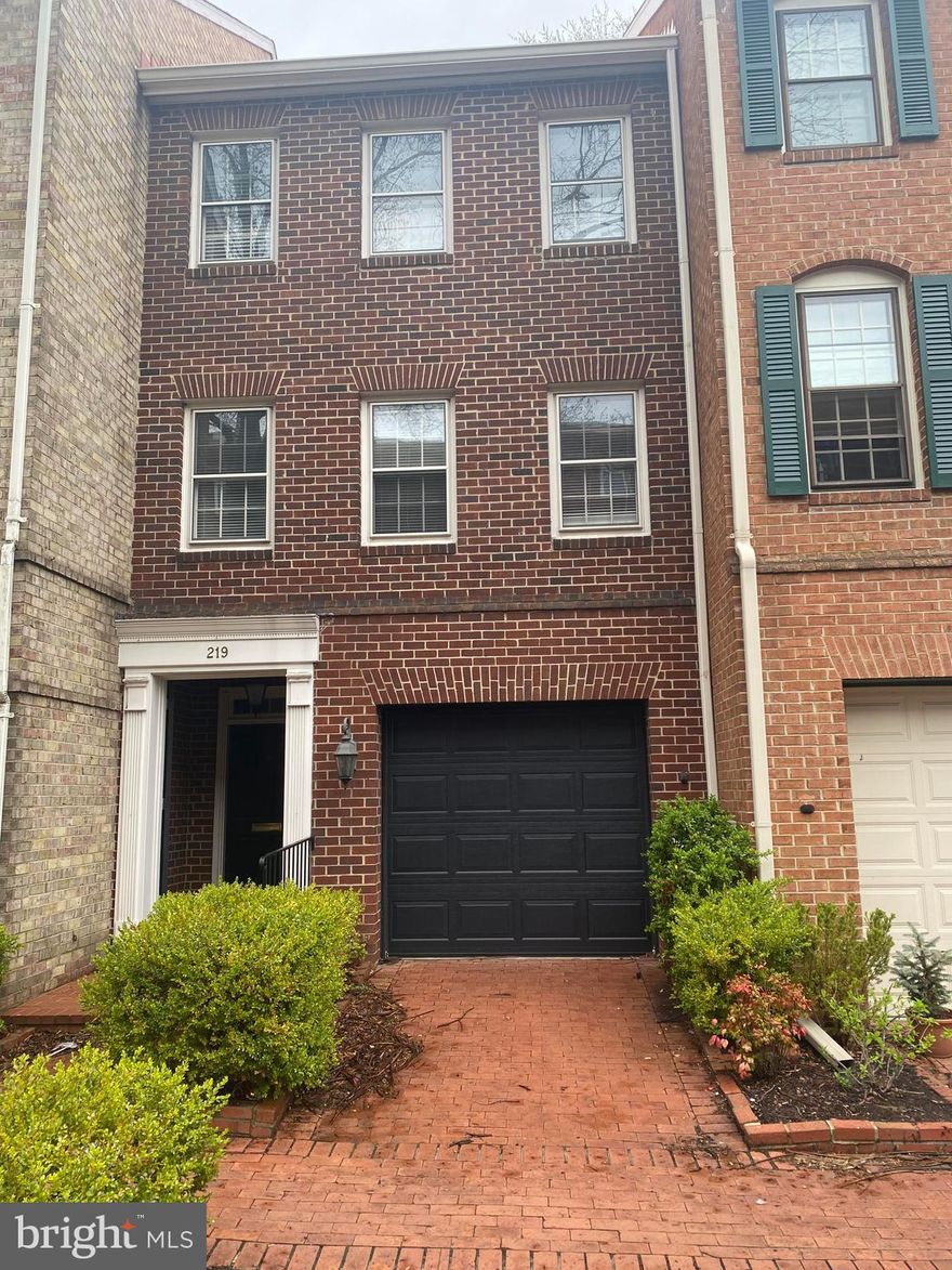 Wide rooms, abundant light, and superb detailing that work for any style. Marble foyer walks into expansive LR with 12 foot ceilings, stunning hardwood floors, wood burning fireplace, built-in bookcases, and crown molding. French doors lead to private patio.From the exterior patio, walk into private courtyard with private community pool, tennis and pickle ball courts. 'Updated white kitchen and  updated baths. 
Two generously proportioned en-suite bathrooms upstairs with washer and dryer and great closet space.  
Just one block from the Potomac (see the water from your front door) and three blocks to King Street. Pleasant stroll to to shops, restaurants, and galleries. Crown molding and warm hardwoods throughout. Recessed lighting.  One car garage. This unique community offers a private pool and tennis and pickle ball court.