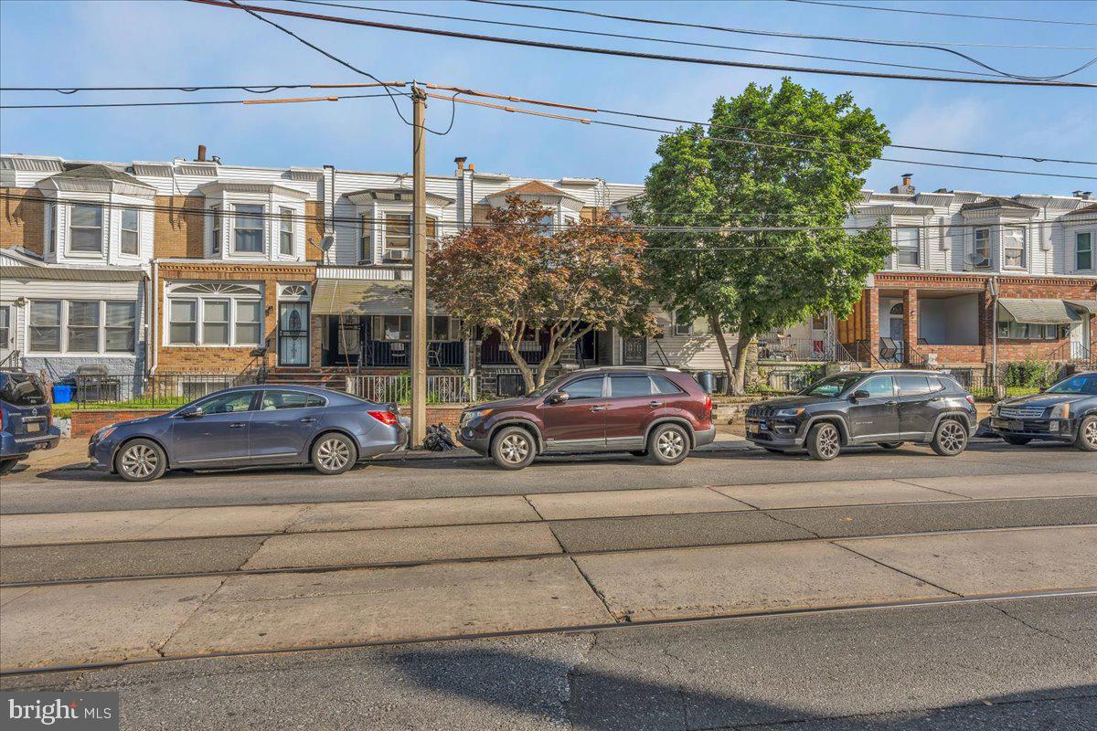 Welcome to 6119 Elmwood Ave a spacious, nearly 1,500 SQ FT home located in the heart of Southwest Philadelphia. This beautifully maintained 4 bedroom, 1.5 bath property offers generous space perfect for both entertaining and everyday living. Enjoy a seamless commute with Trolley Line 36 running right along Elmwood avenue, offering direct access to Center City, and convenient proximity to I-95 and I-76.
Whether you're a first-time buyer or looking for room to grow, this home checks all the boxes.
Schedule your private showing today!