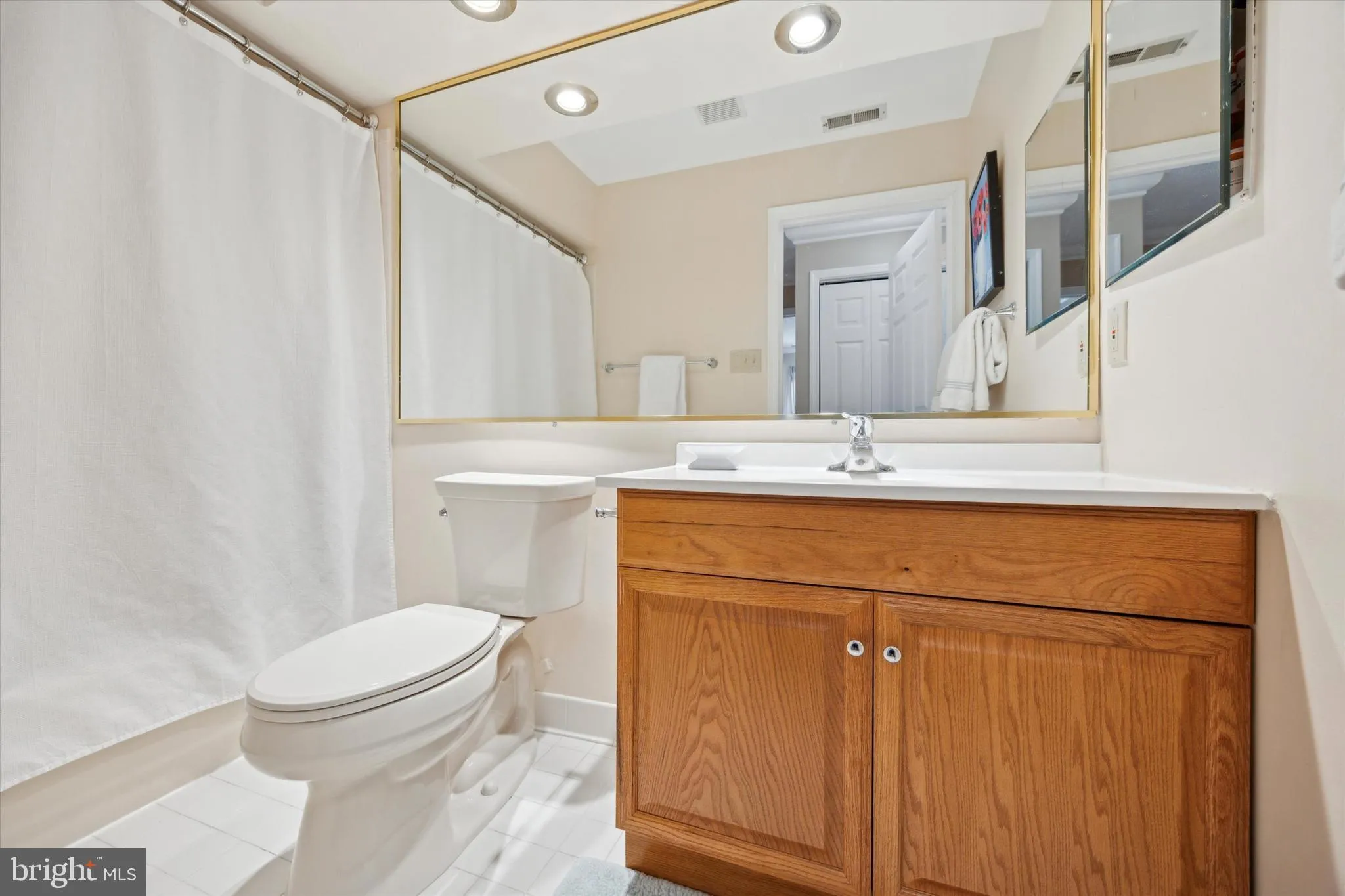 Lawrence, New Jersey 08648, United States, 2 Bedrooms Bedrooms, ,2 BathroomsBathrooms,Residential,Pending,20602