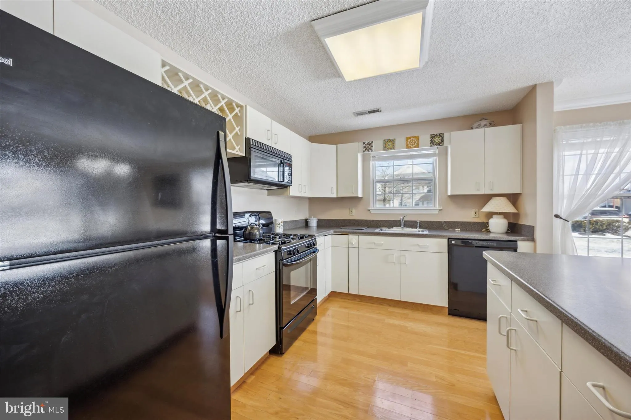 Lawrence, New Jersey 08648, United States, 2 Bedrooms Bedrooms, ,2 BathroomsBathrooms,Residential,Pending,20602