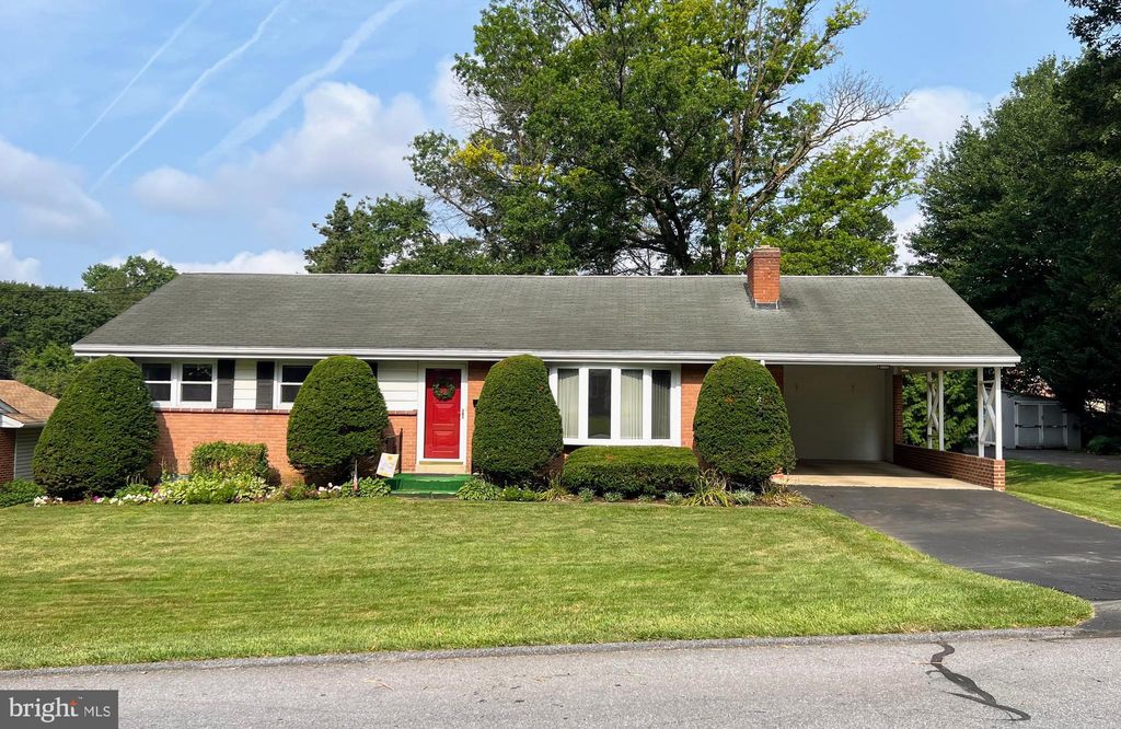 Photo of 408 FAIRWAY DR, LANCASTER, PA 17603 (MLS # PALA2038108)