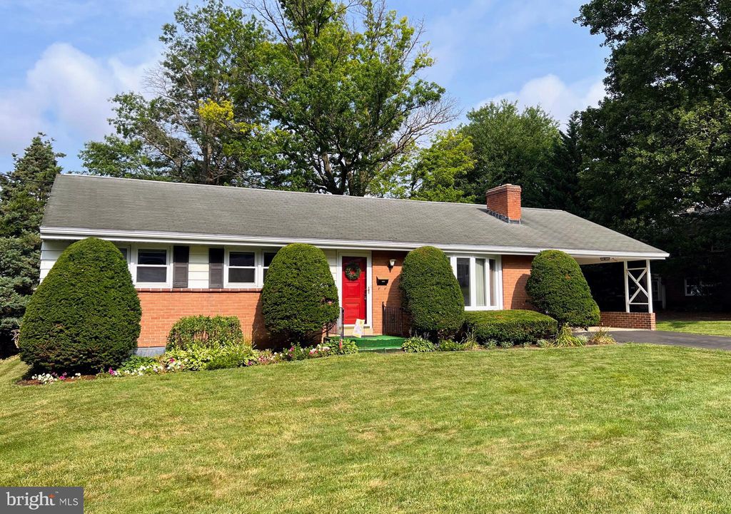 Photo of 408 FAIRWAY DR, LANCASTER, PA 17603 (MLS # PALA2038108)