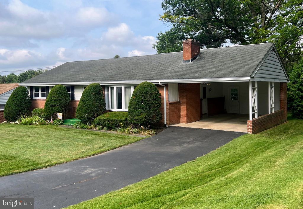 Photo of 408 FAIRWAY DR, LANCASTER, PA 17603 (MLS # PALA2038108)