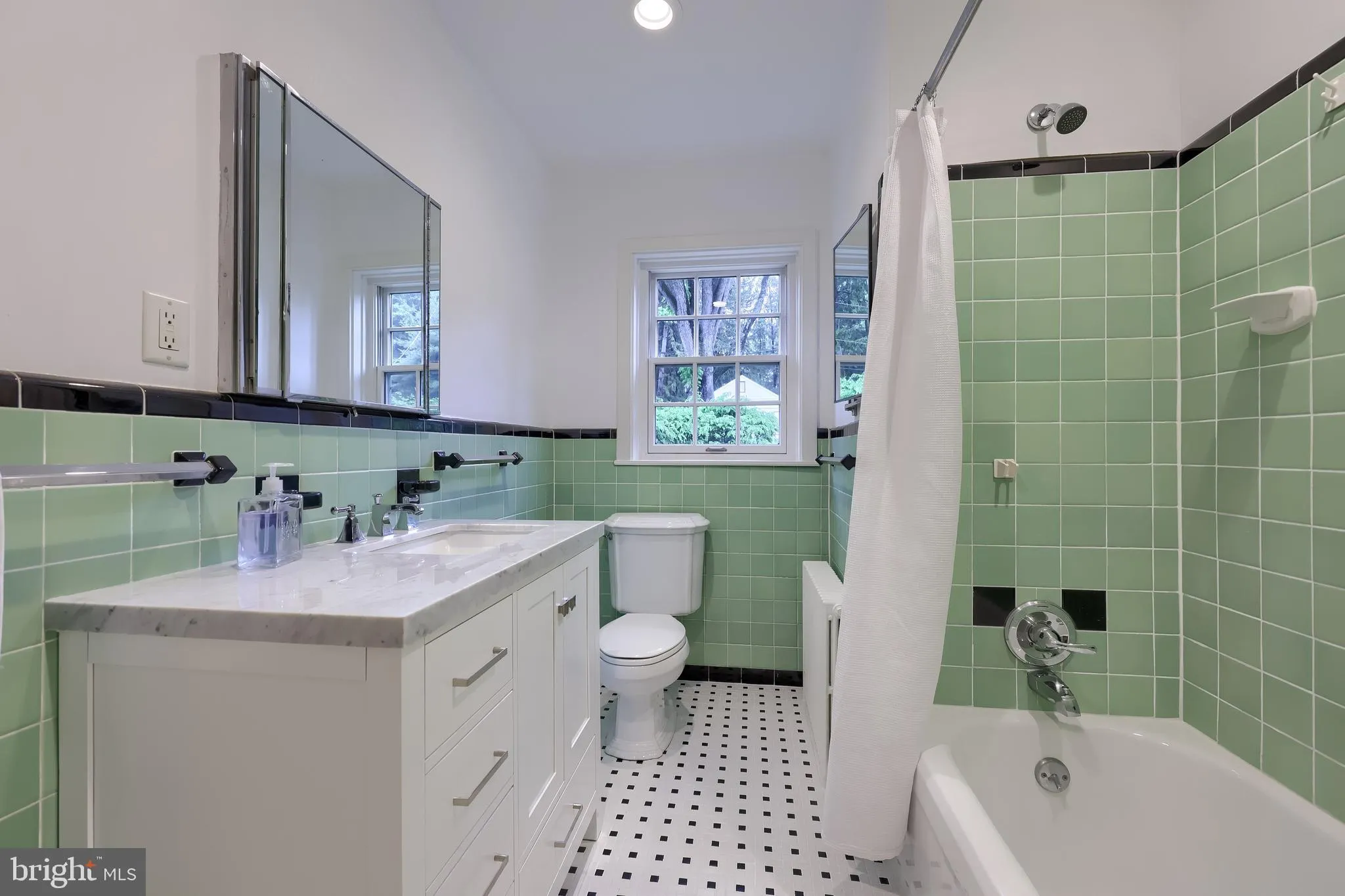 Lancaster, Pennsylvania 17603, United States, 5 Bedrooms Bedrooms, ,5 BathroomsBathrooms,Residential,Pending,141889