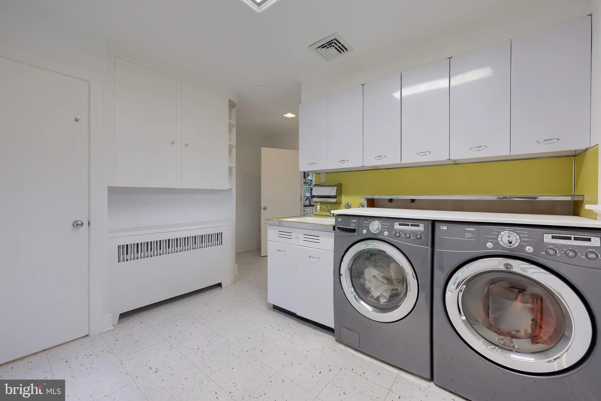 Lancaster, Pennsylvania 17603, United States, 5 Bedrooms Bedrooms, ,5 BathroomsBathrooms,Residential,Pending,141889