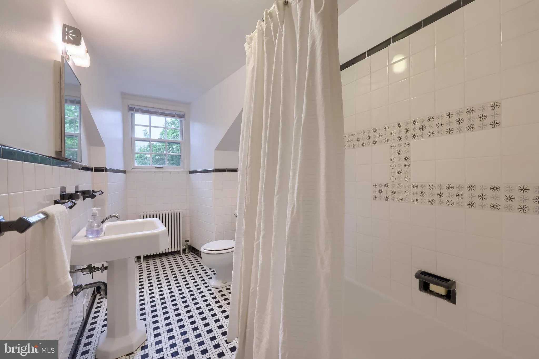 Lancaster, Pennsylvania 17603, United States, 5 Bedrooms Bedrooms, ,5 BathroomsBathrooms,Residential,Pending,141889