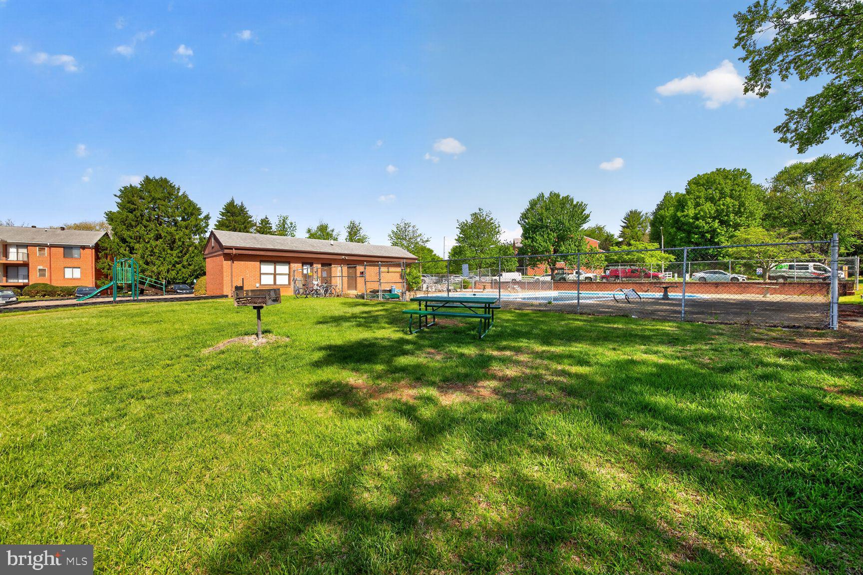 COUNTRY CLUB GREEN - Residential