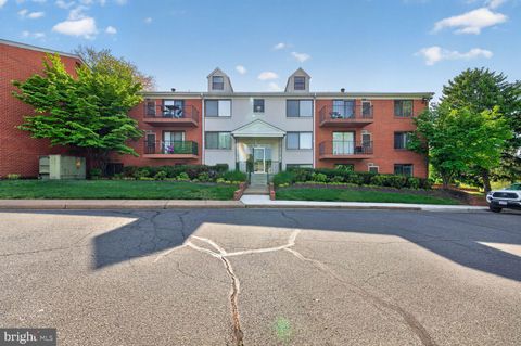 Photo of 125 - N Clubhouse Drive SW #1, LEESBURG, VA 20175 (MLS # VALO2118822)