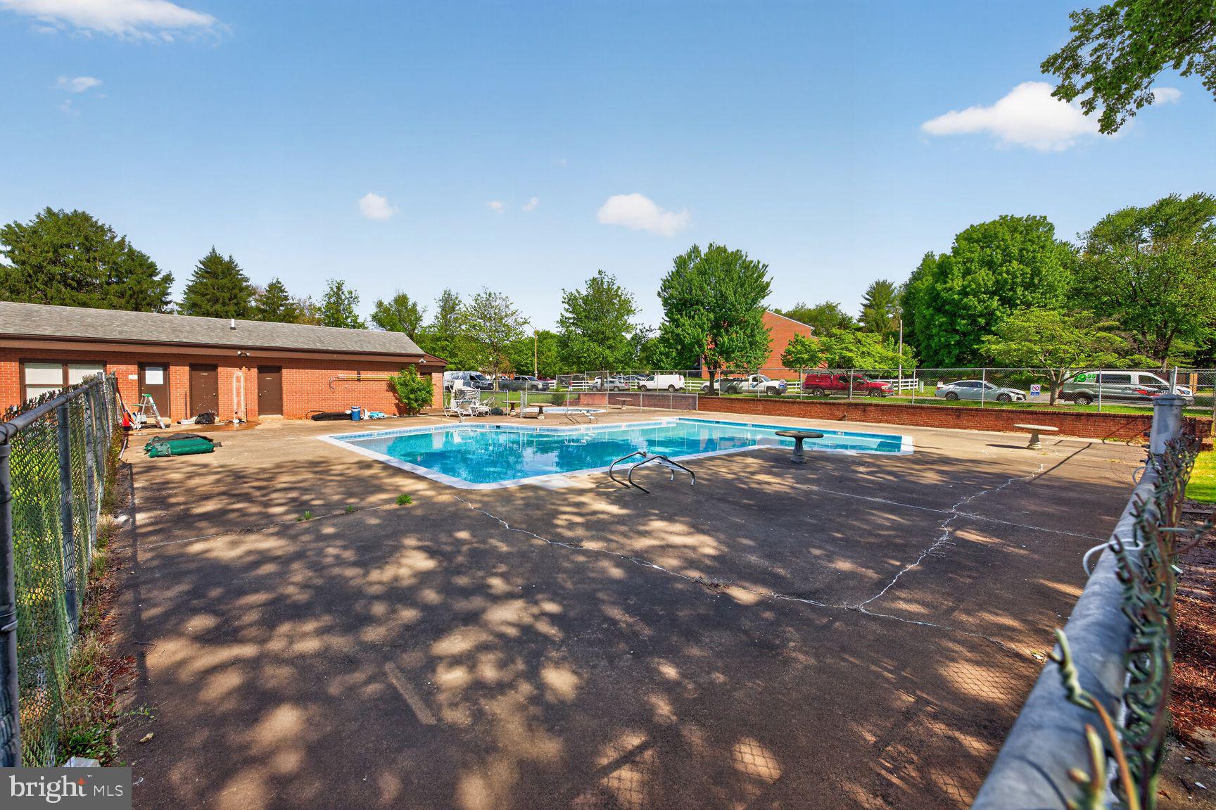 COUNTRY CLUB GREEN - Residential