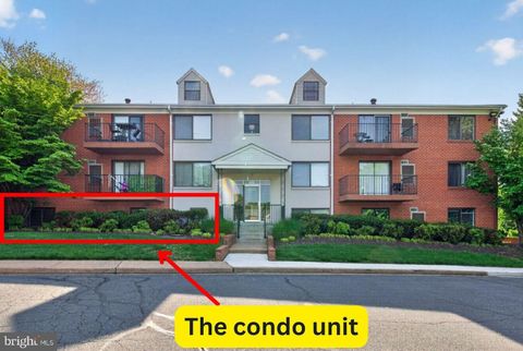 Photo of 125 - N Clubhouse Drive SW #1, LEESBURG, VA 20175 (MLS # VALO2118822)