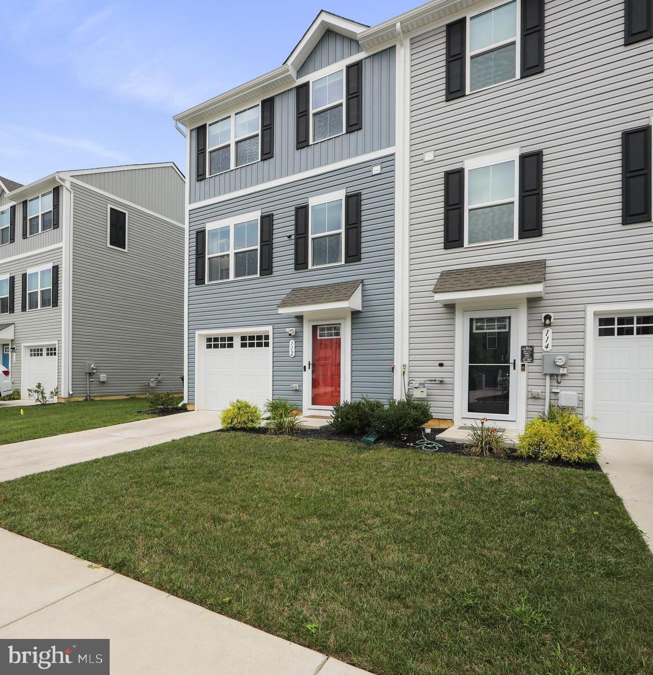 112 ROWAND WAY E
