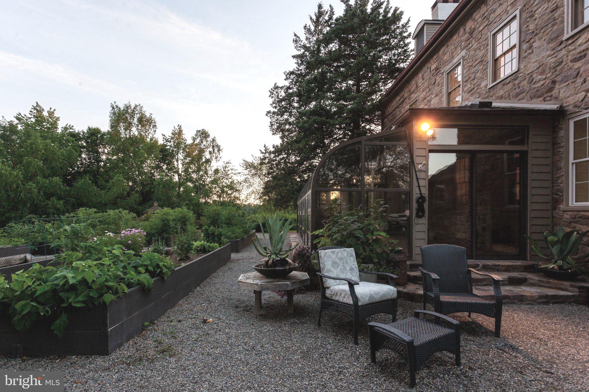 PEBBLE HILL - Residential