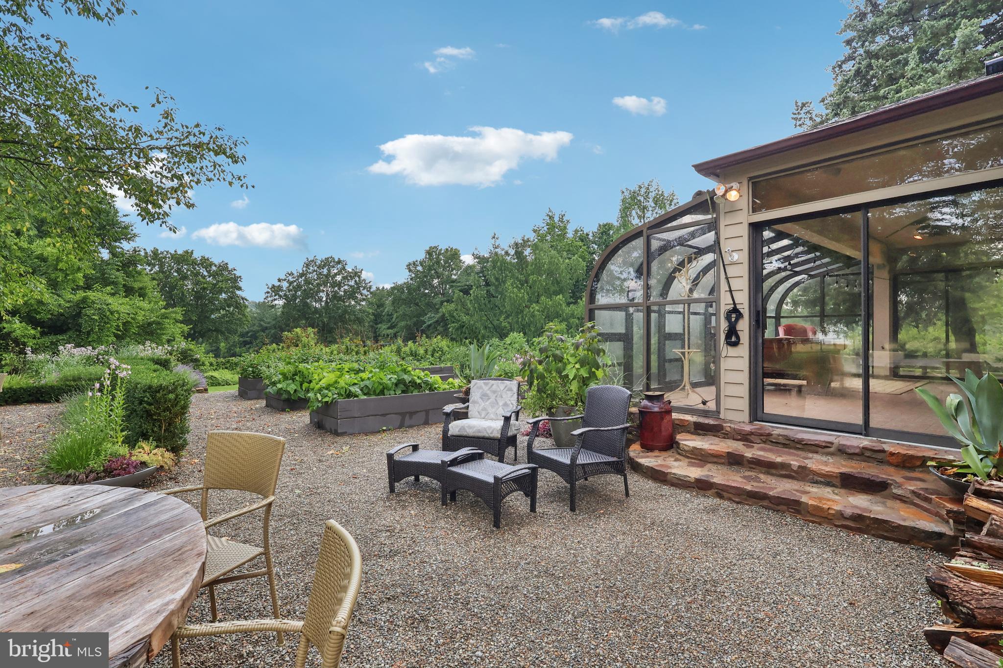 PEBBLE HILL - Residential