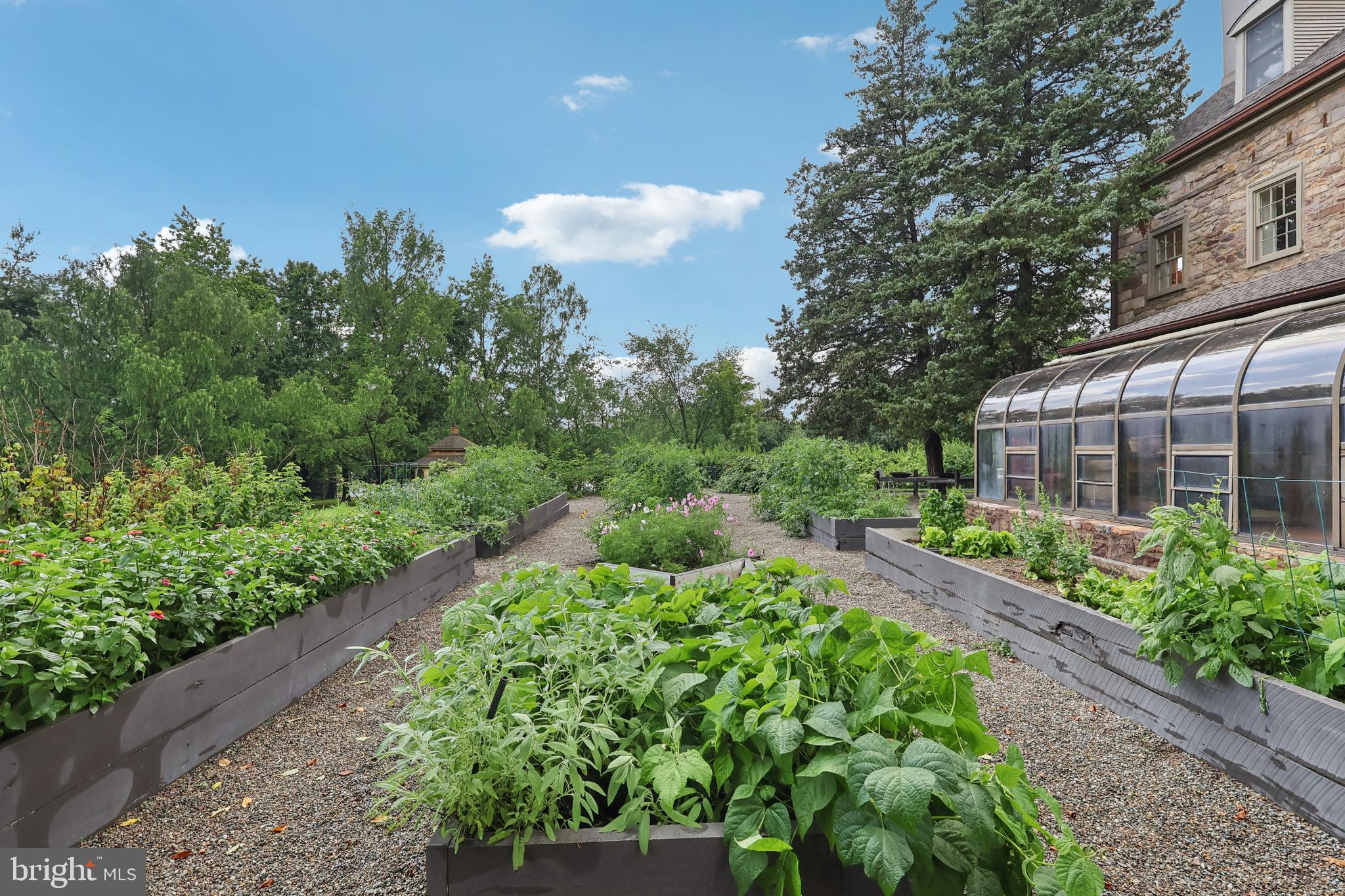 PEBBLE HILL - Residential