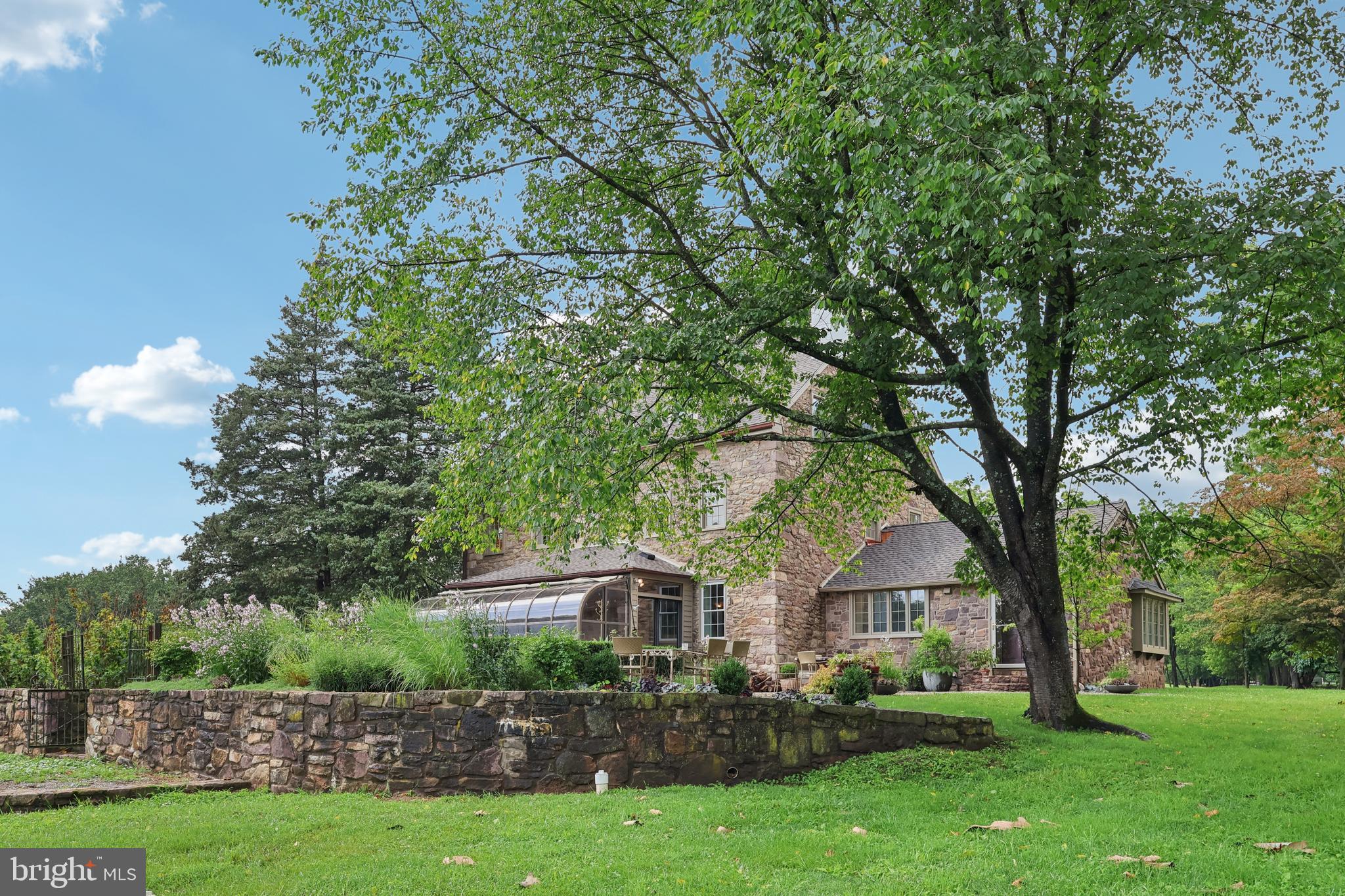 PEBBLE HILL - Residential