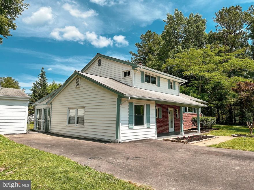 Recently update with brand new flooring, Carpet , Kitchen , Quartz counter top , New appliances, Update bathrooms , Freshly paint , New light fixtures, New doors and much more . Excellent location close to everything on a great neighborhood, Lake is just few blocks from the property and is been use by local neighbors for recreation on the neighborhood