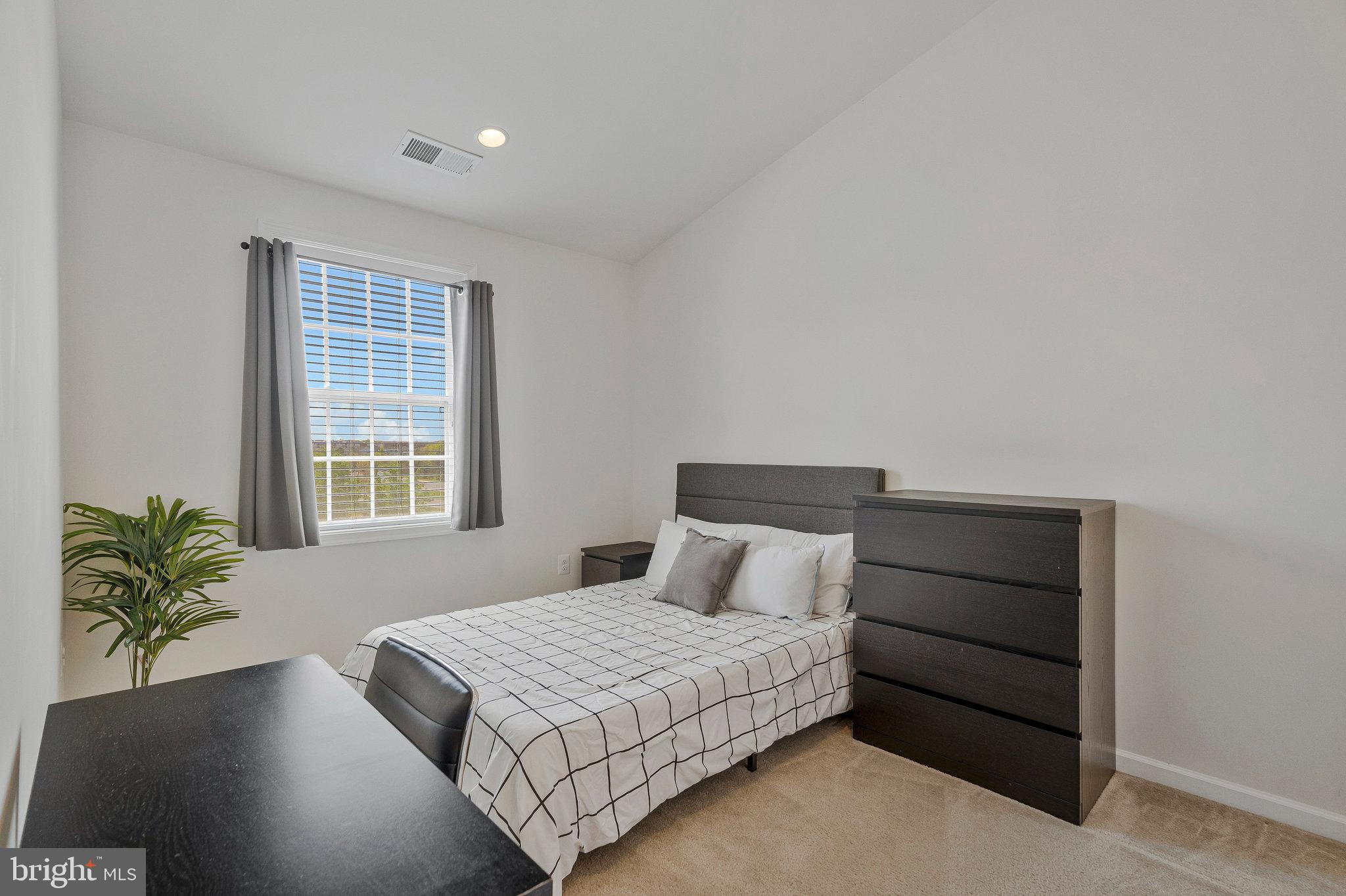 LOUDOUN VALLEY ESTATES 2 - Residential Lease