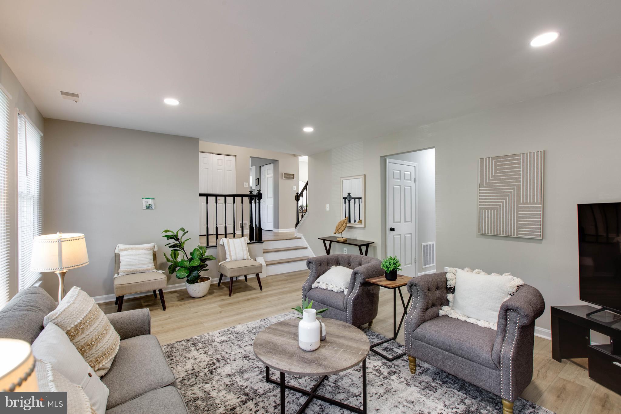 NAPLES MANOR - Residential