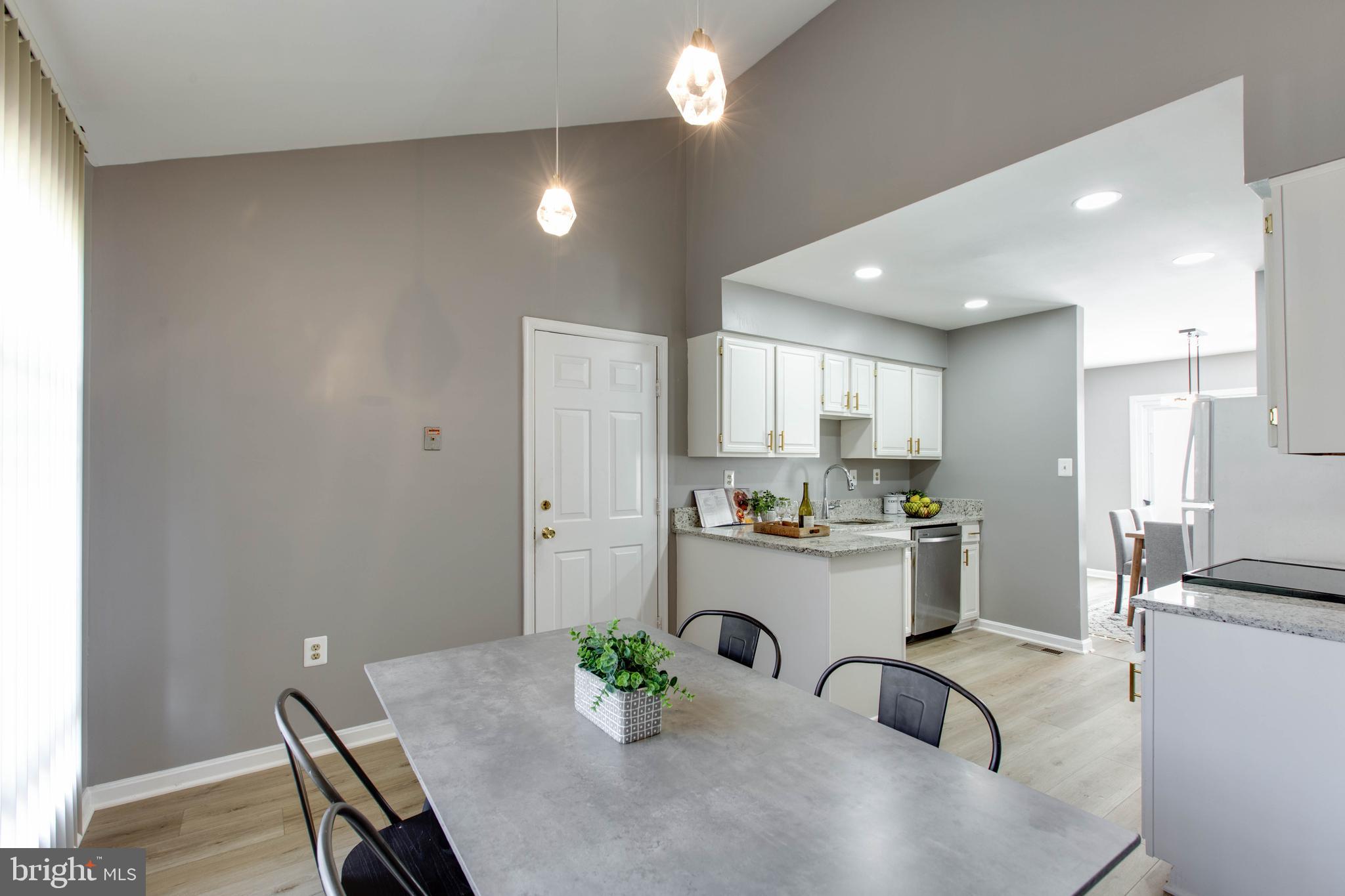 NAPLES MANOR - Residential
