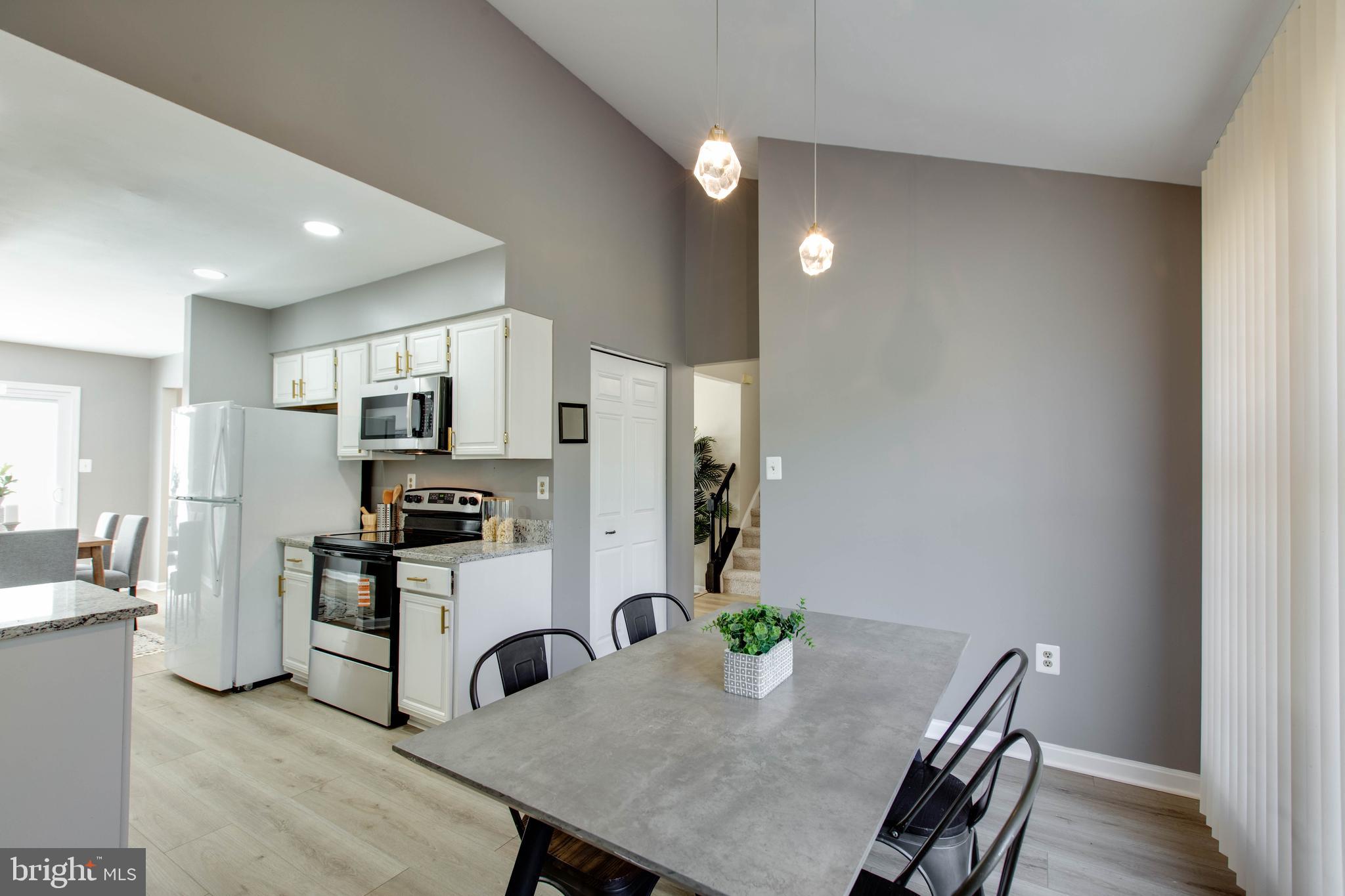 NAPLES MANOR - Residential