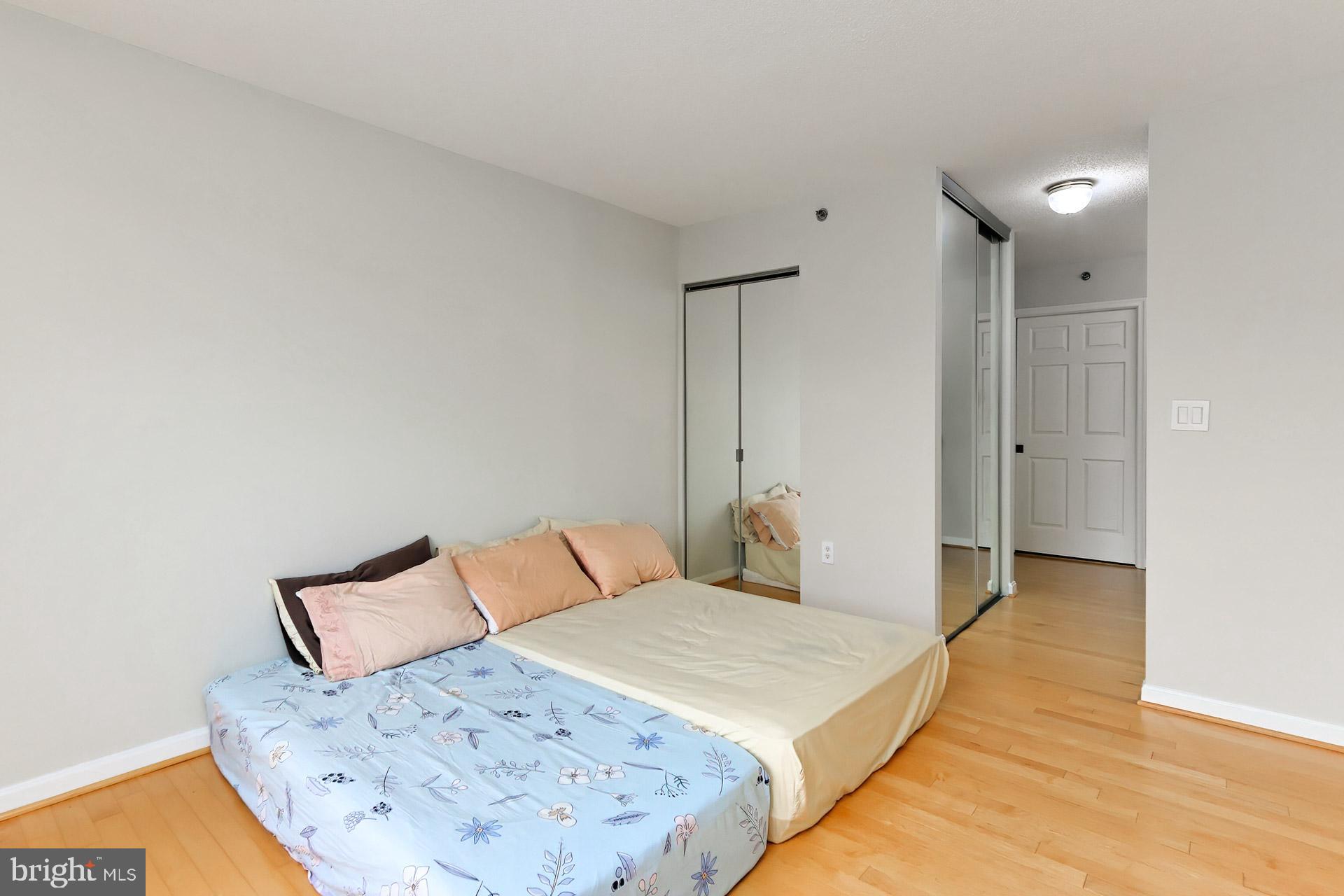 CARLYLE TOWERS - Residential