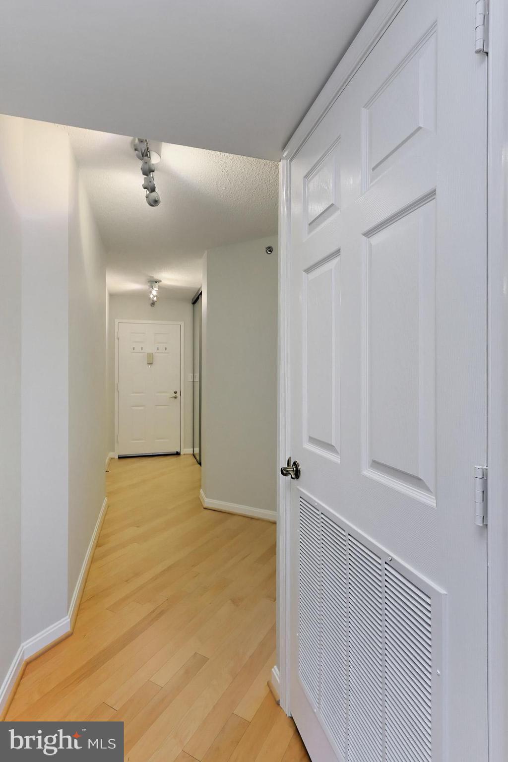 CARLYLE TOWERS - Residential