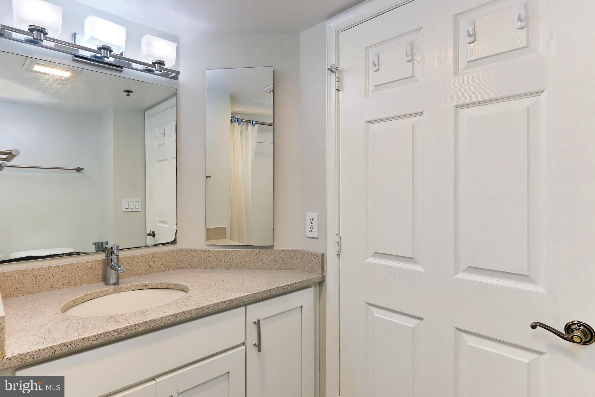 CARLYLE TOWERS - Residential