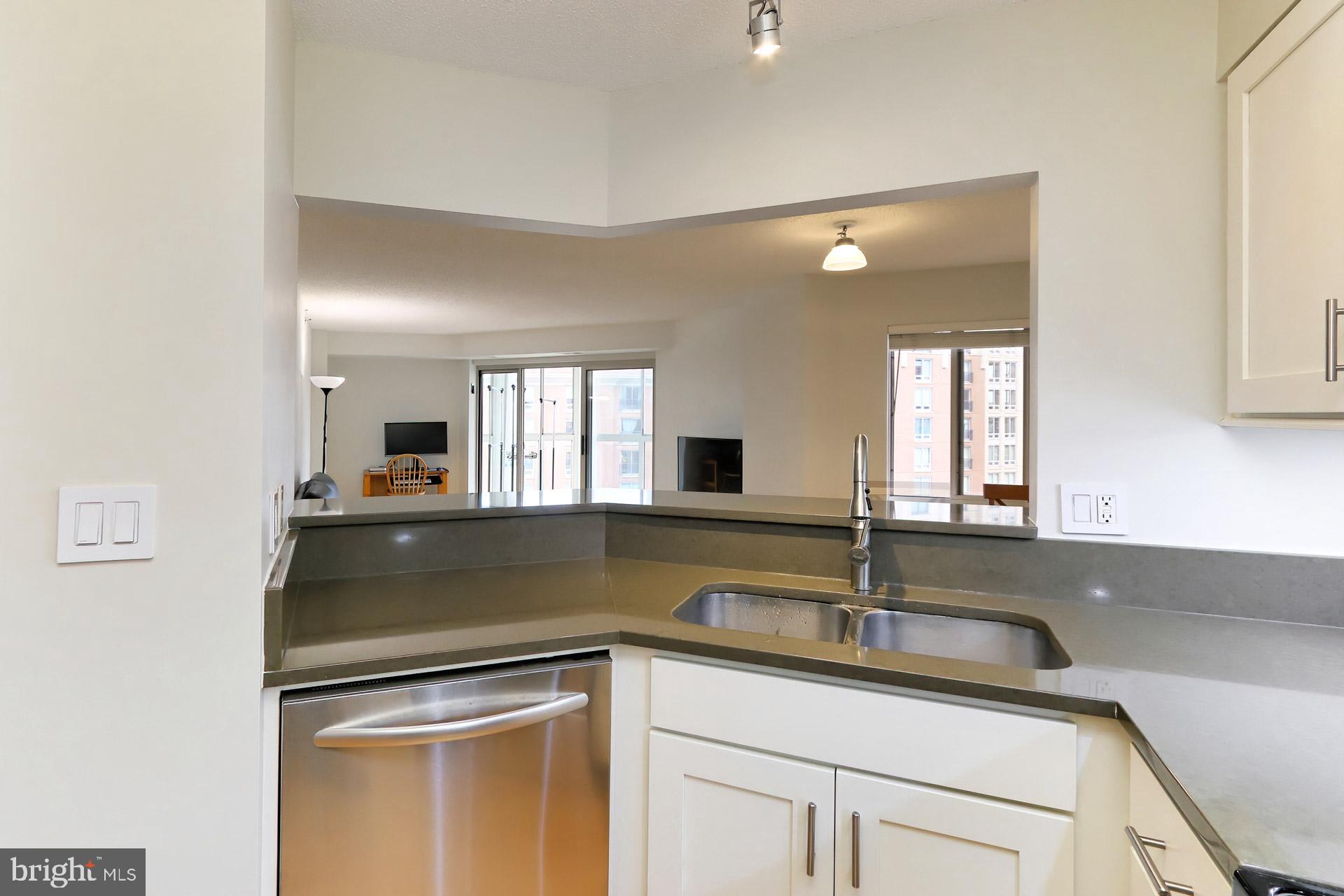 CARLYLE TOWERS - Residential