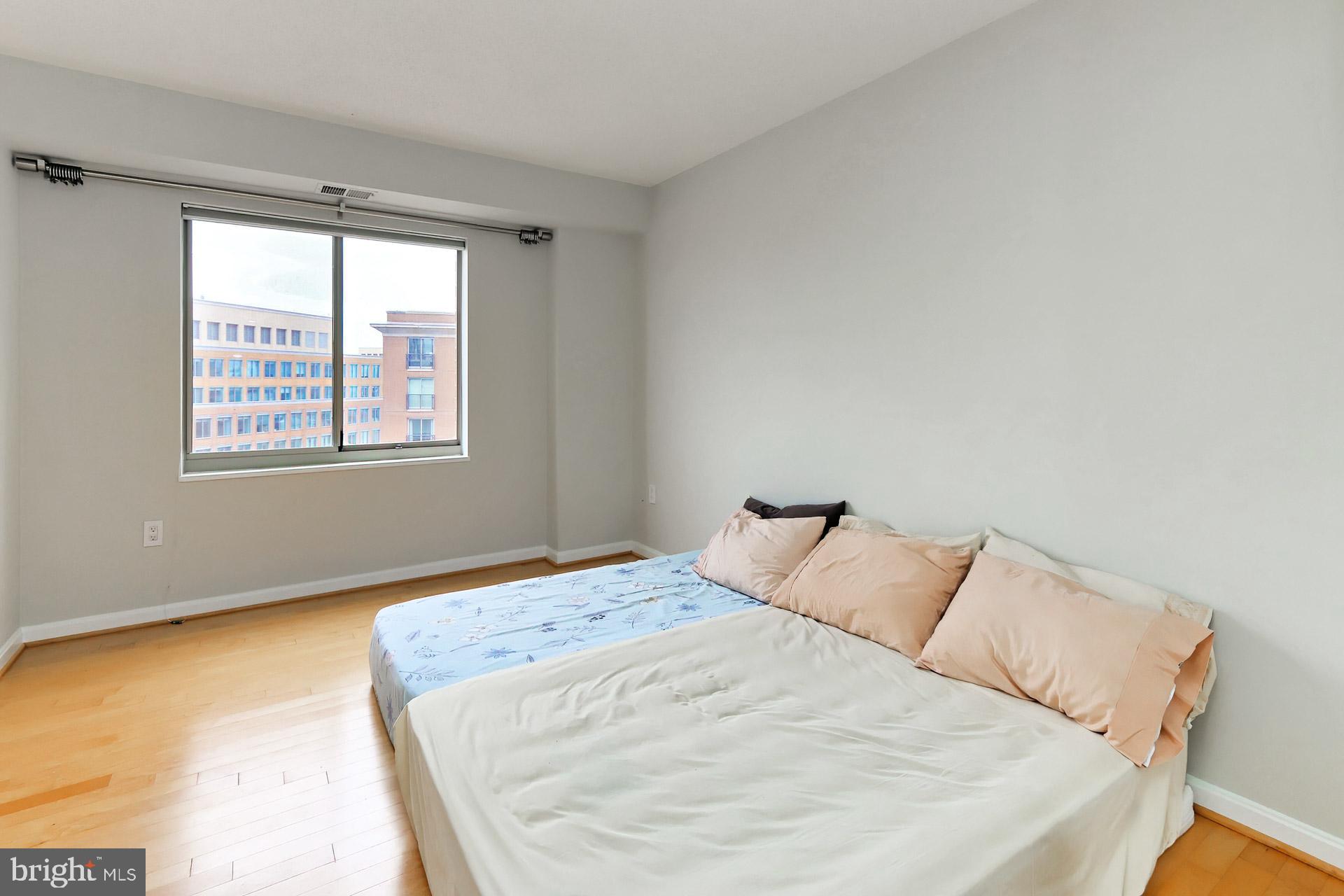 CARLYLE TOWERS - Residential