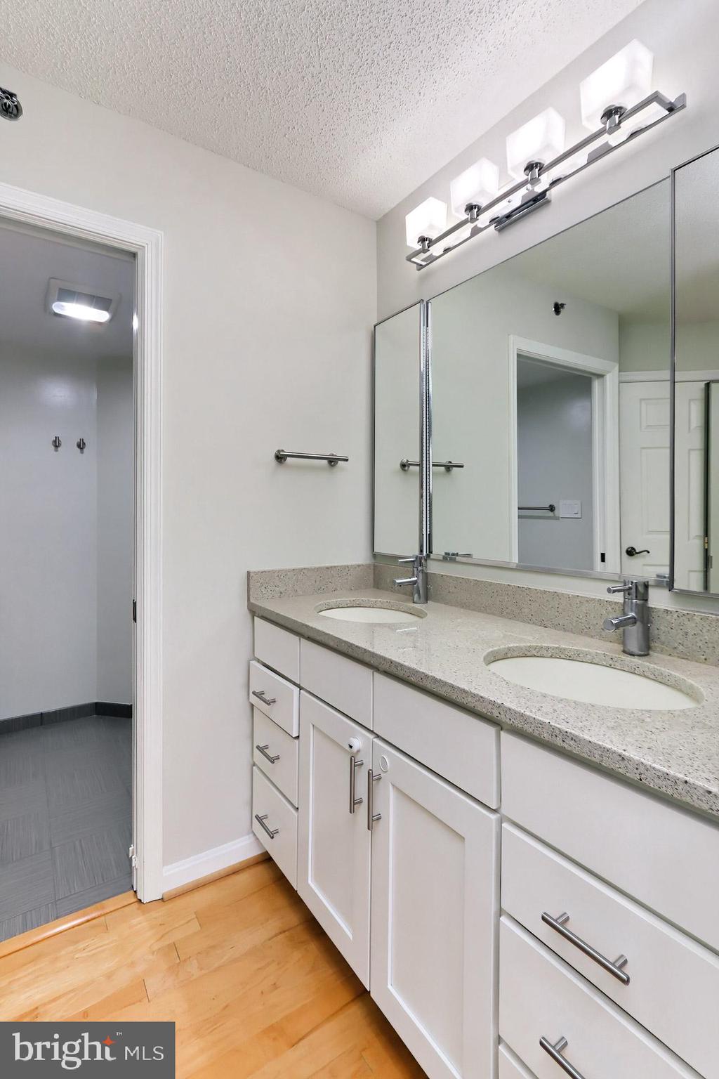 CARLYLE TOWERS - Residential