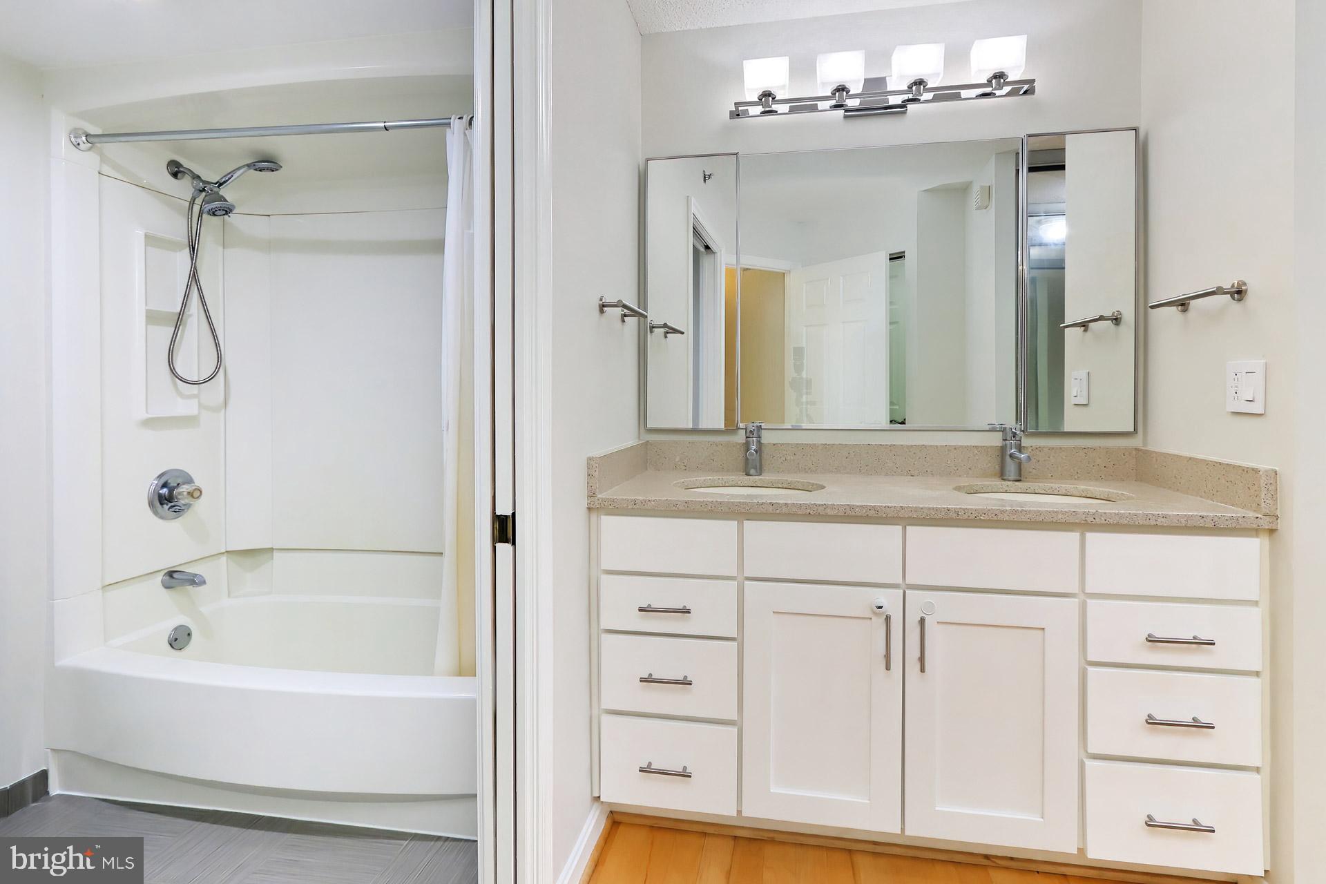 CARLYLE TOWERS - Residential