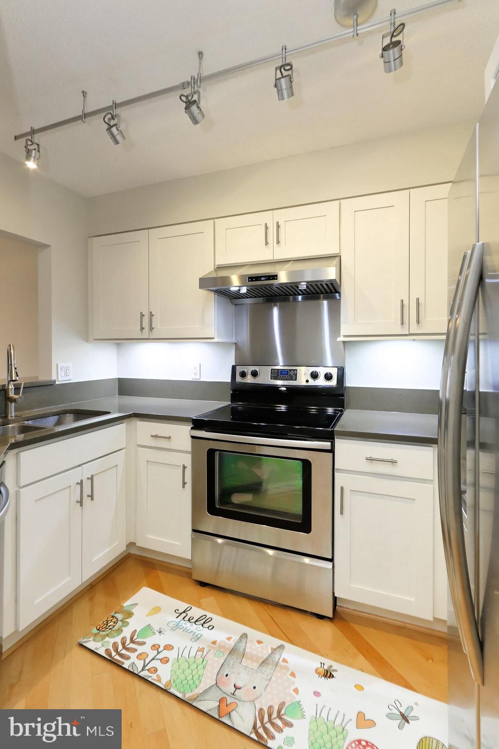 CARLYLE TOWERS - Residential